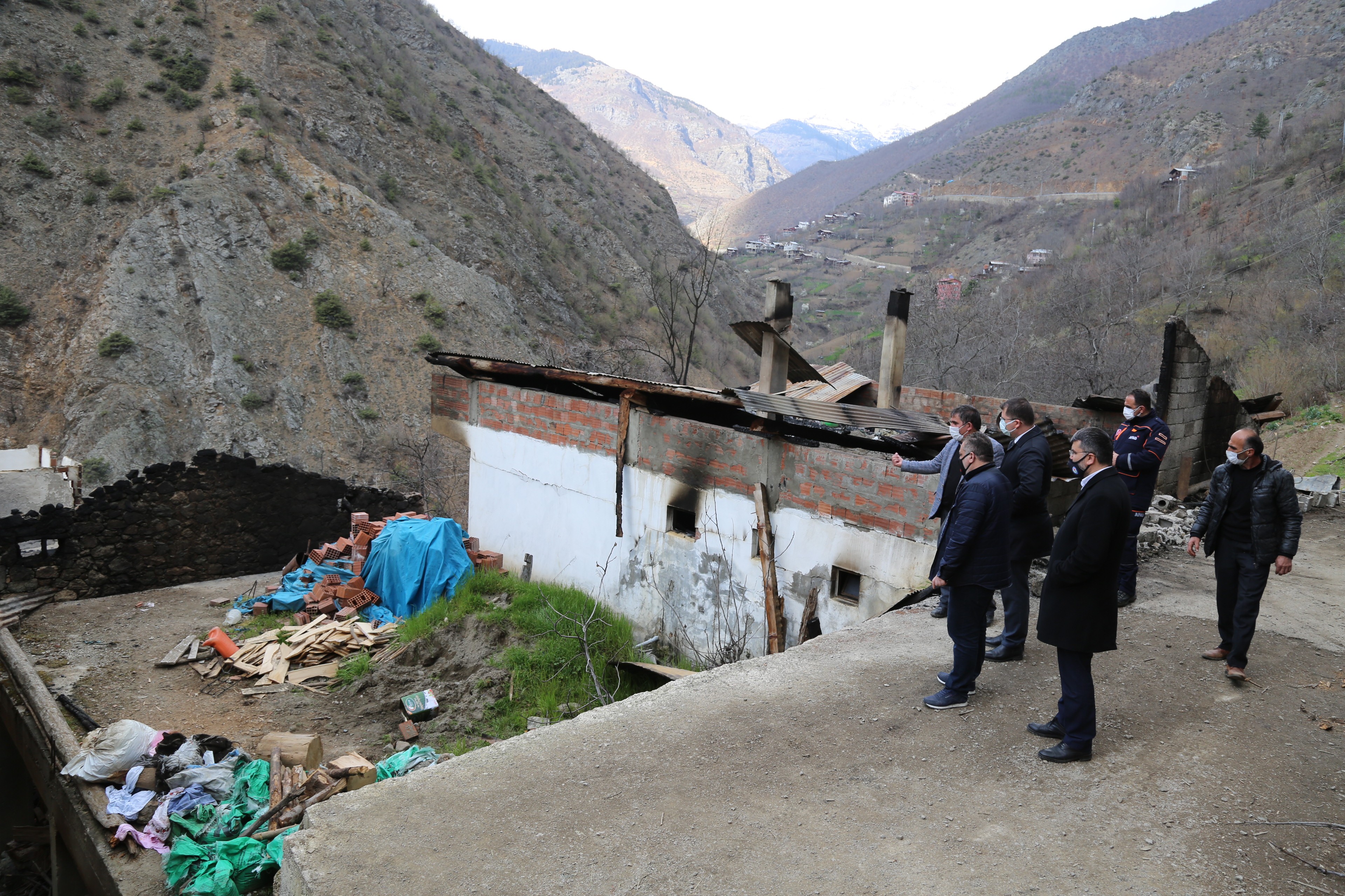 Artvin Ortaköy'de evi yanan yaşlı kadın 'Ben nerede kalacağım' demişti, Vali Yardımcısı aileyi ziyaret etti