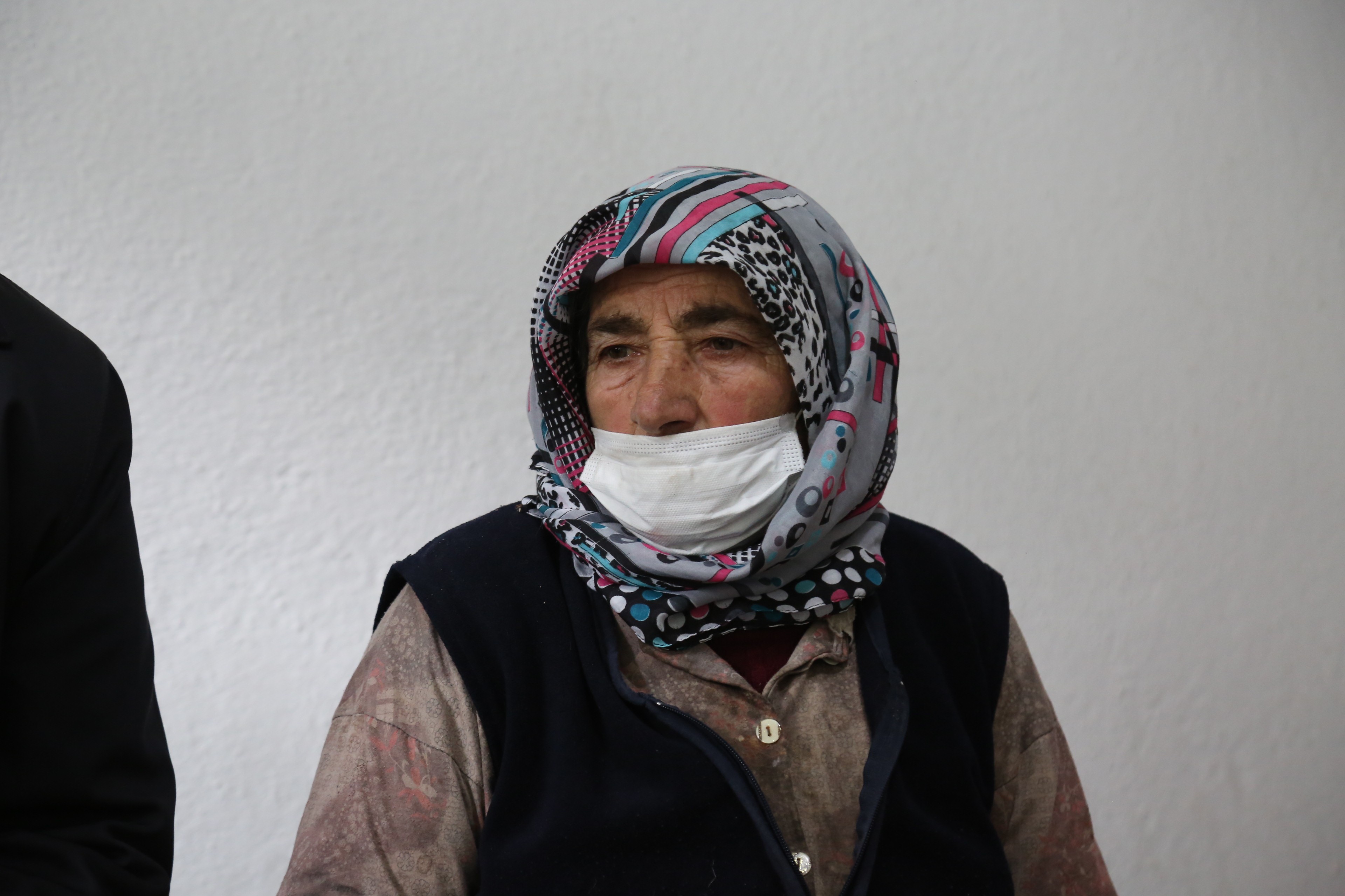 Artvin Ortaköy'de evi yanan yaşlı kadın 'Ben nerede kalacağım' demişti, Vali Yardımcısı aileyi ziyaret etti