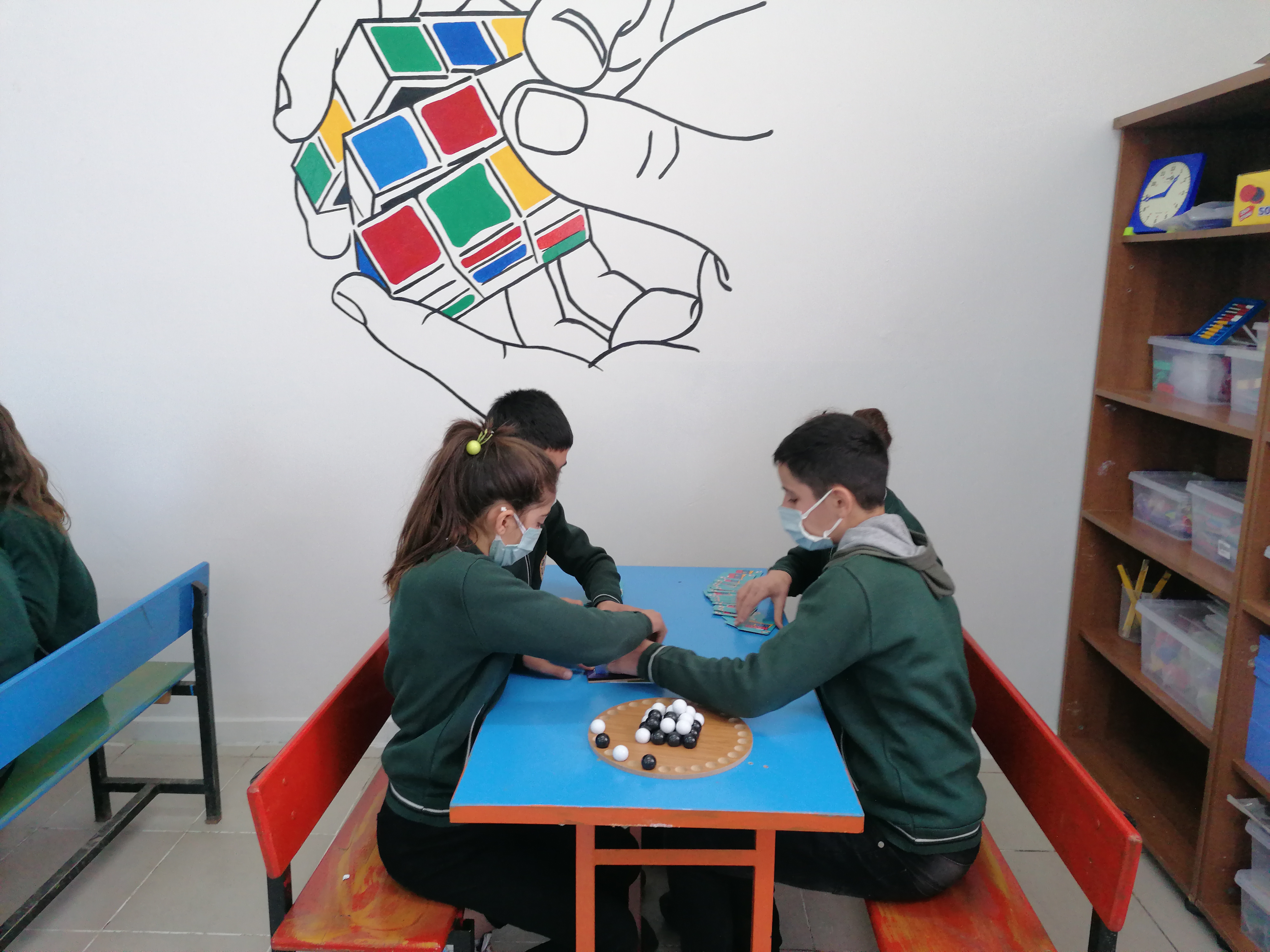 Hurda eşyaları derleyip sınır köyündeki okulu özel okula çevirdiler