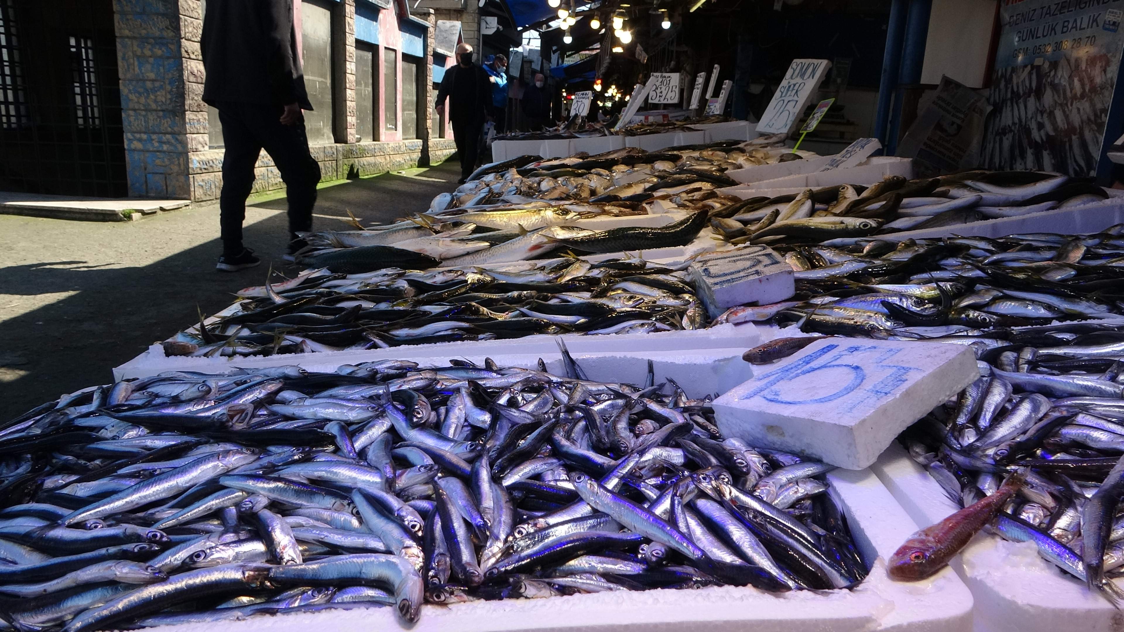 Sezonun son hamsileri tezgahlarda yerini aldı