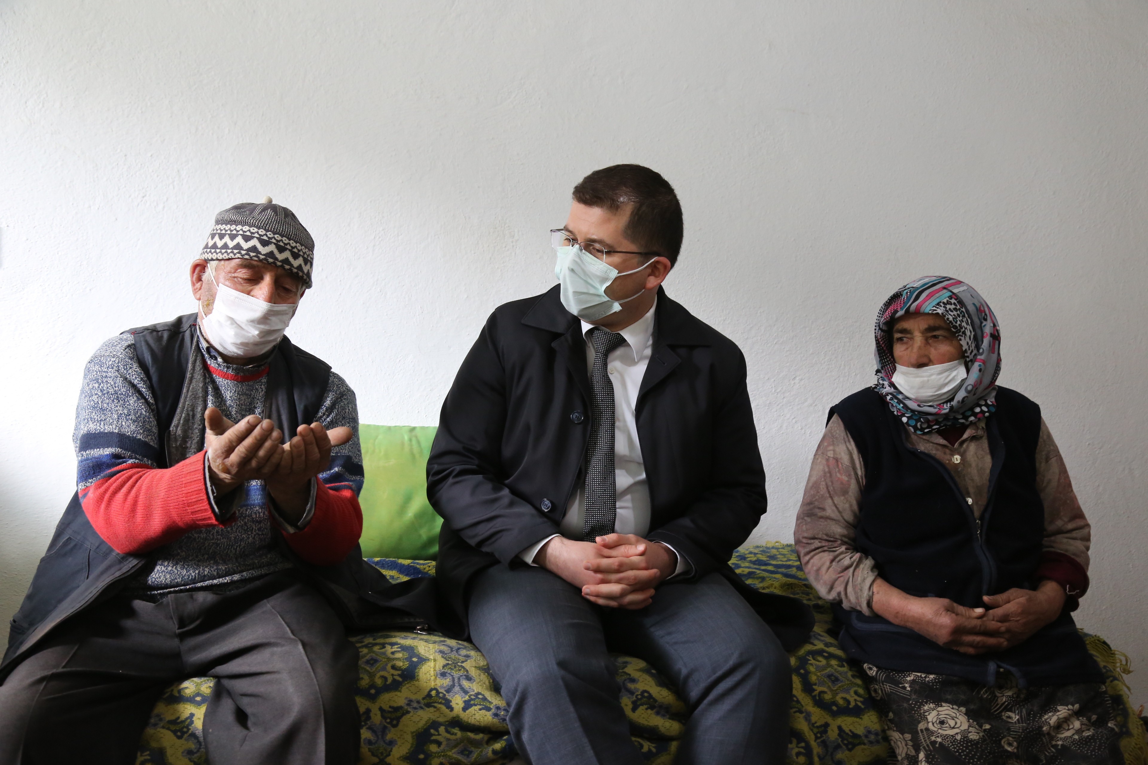 Artvin Ortaköy'de evi yanan yaşlı kadın 'Ben nerede kalacağım' demişti, Vali Yardımcısı aileyi ziyaret etti