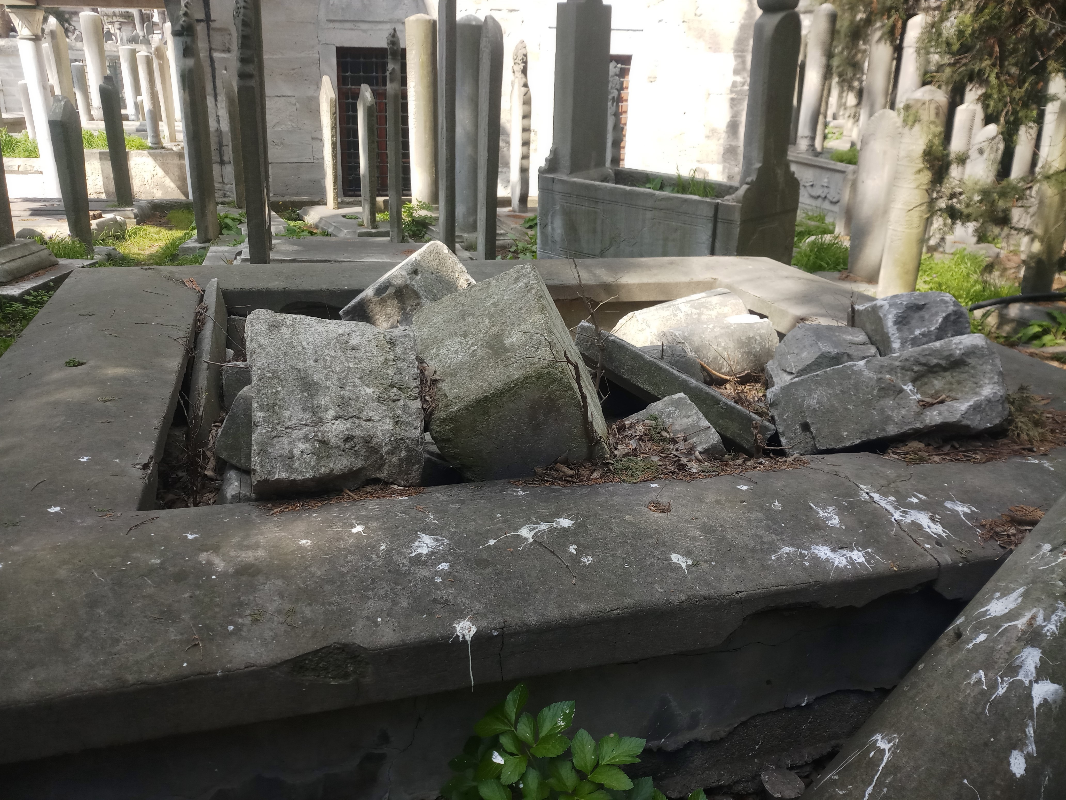 Eyüp Sultan Mezarlığı’nda defineci talanı