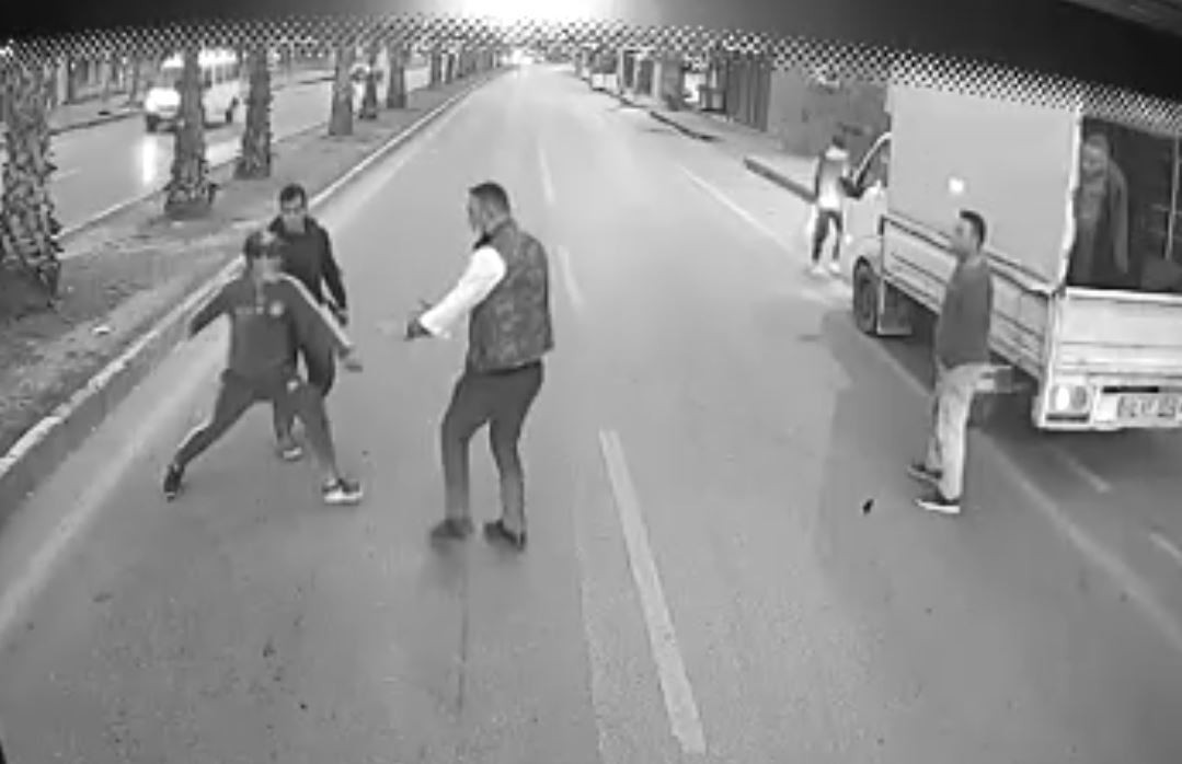 Sokak ortasında dayak yiyen kadını kurtaran kahraman şoföre plaket