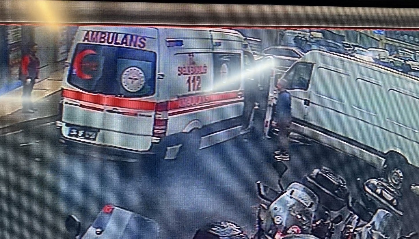 İstanbul’da ambulans ile minibüsün çarpıştığı kaza kamerada