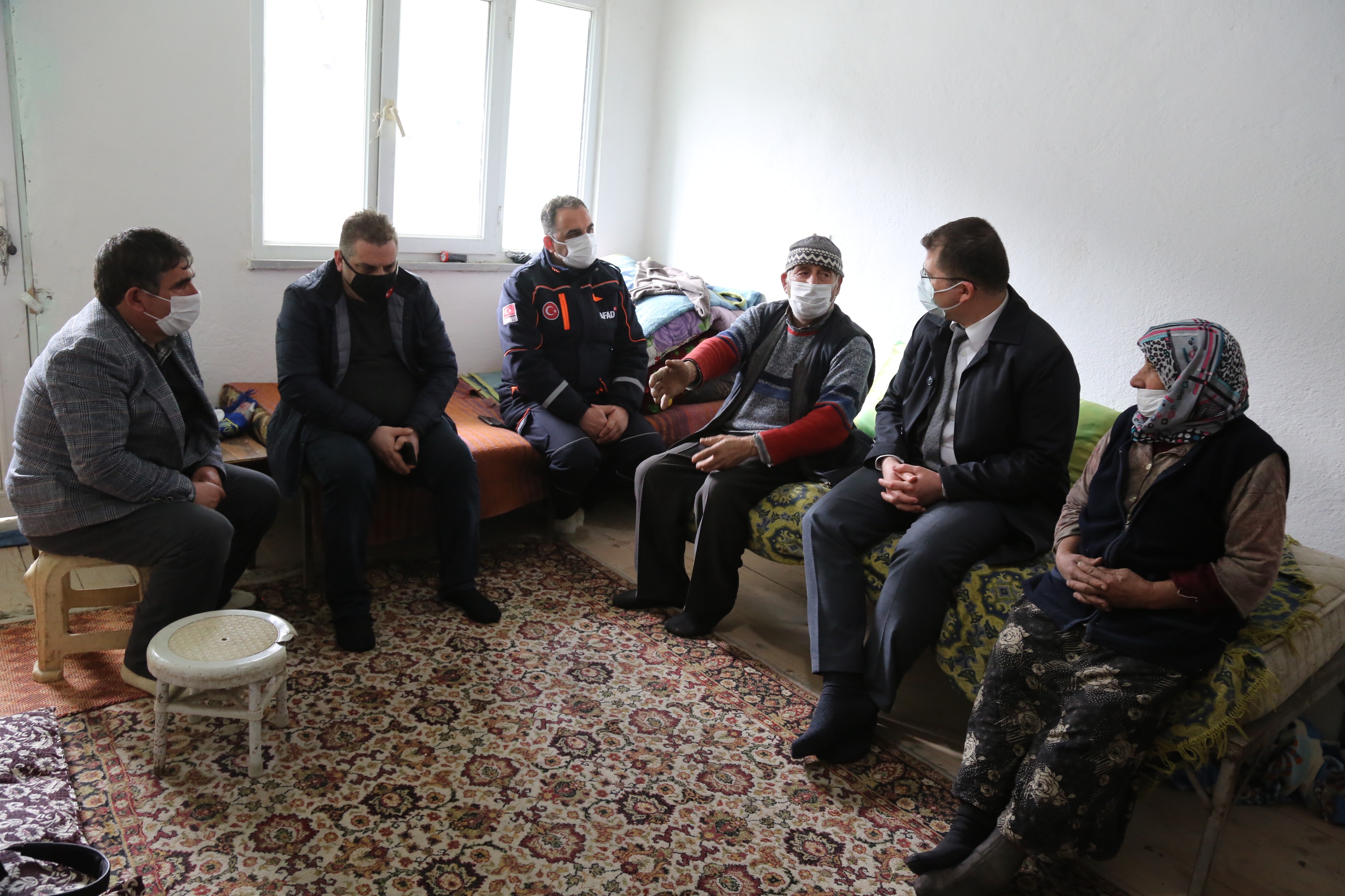 Artvin Ortaköy'de evi yanan yaşlı kadın 'Ben nerede kalacağım' demişti, Vali Yardımcısı aileyi ziyaret etti