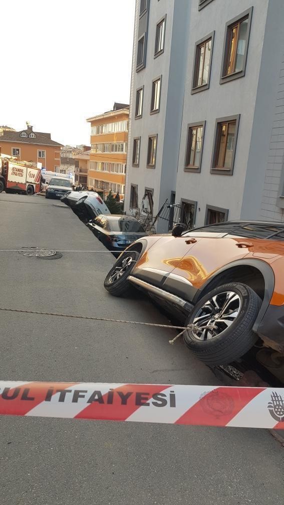 Ümraniye’de istinat duvarı çöktü, 4 araç yuvarlandı