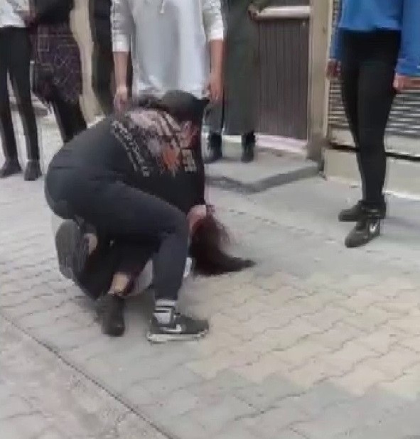 Saçlarından sürükleyip yerden yere vurdu o anlar kameraya yansıdı!