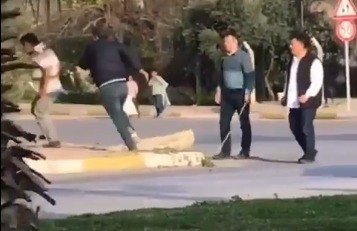 Sokak ortasında sırayla dayak cep telefonu kamerasında