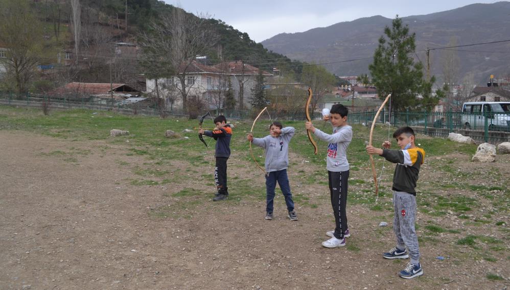 Ağaç dallarından yaptıkları ok ve yayla Türk okçularına özendiler