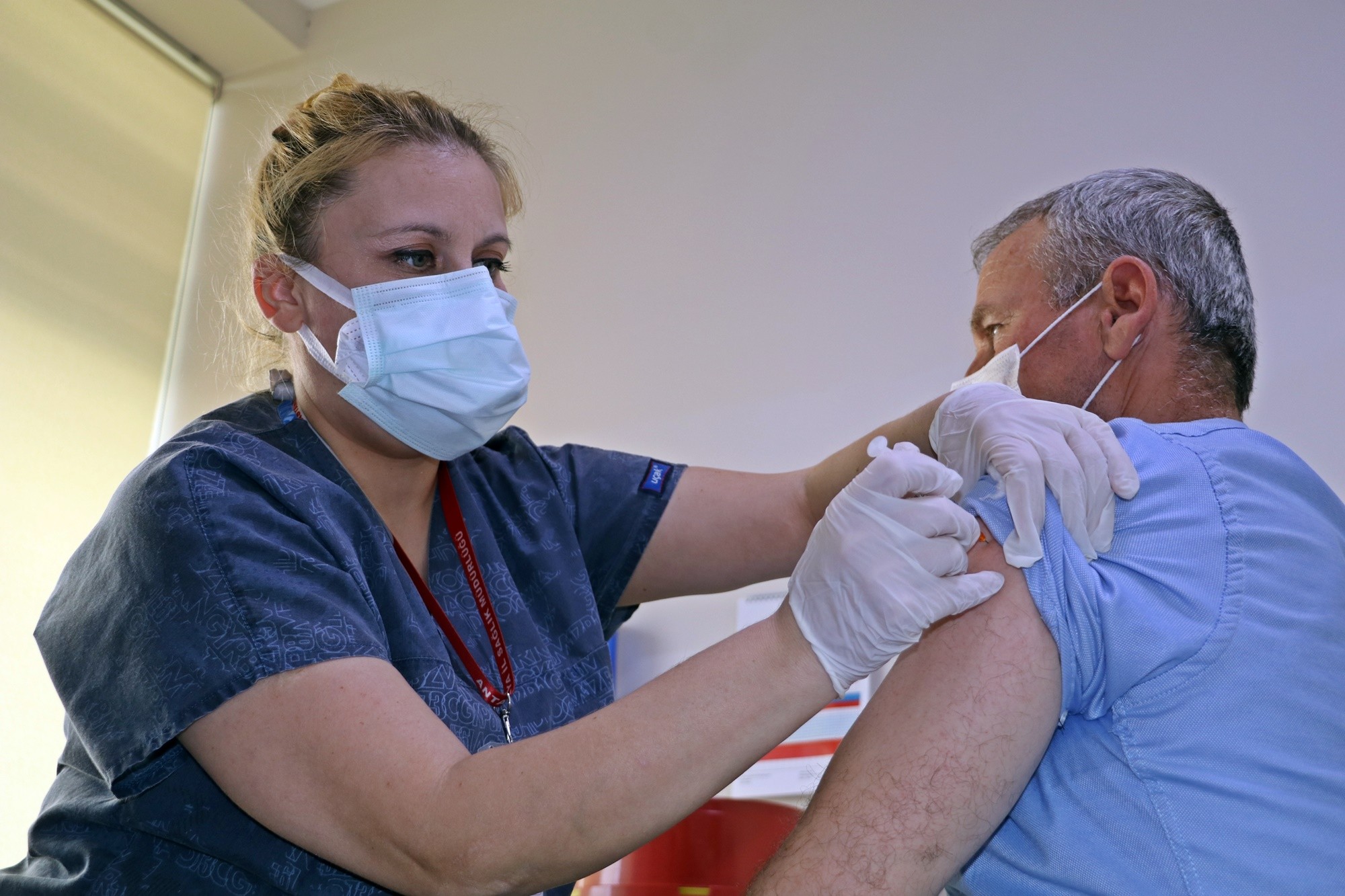 İlk doz aşıyı olduktan sonra virüse yakalananlara sil baştan aşı uygulaması