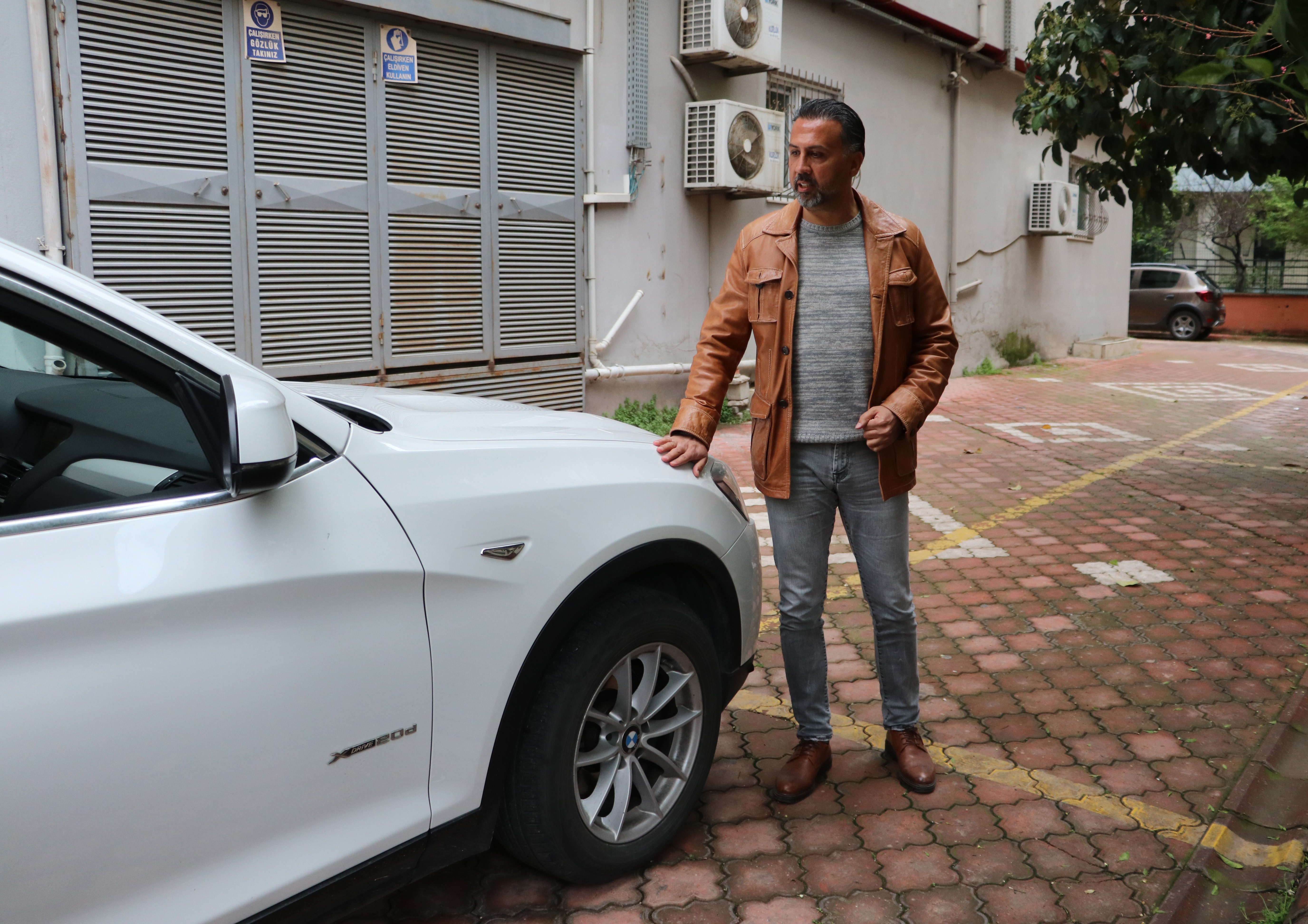 Sıfır kilometre lüks cipe astığı 'Hasarlı çıktı' yazısıyla Türkiye’yi dolaşıyor