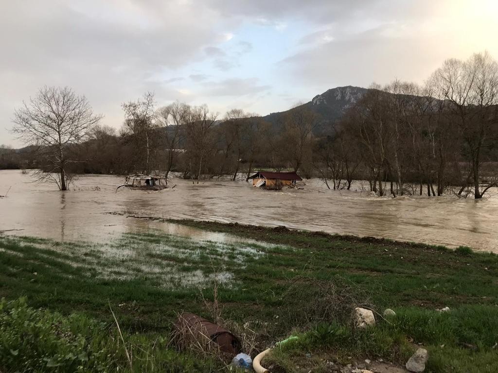 Göksu nehri taştı, tarım arazileri su altında kaldı
