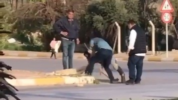 Sokak ortasında sırayla dayak cep telefonu kamerasında