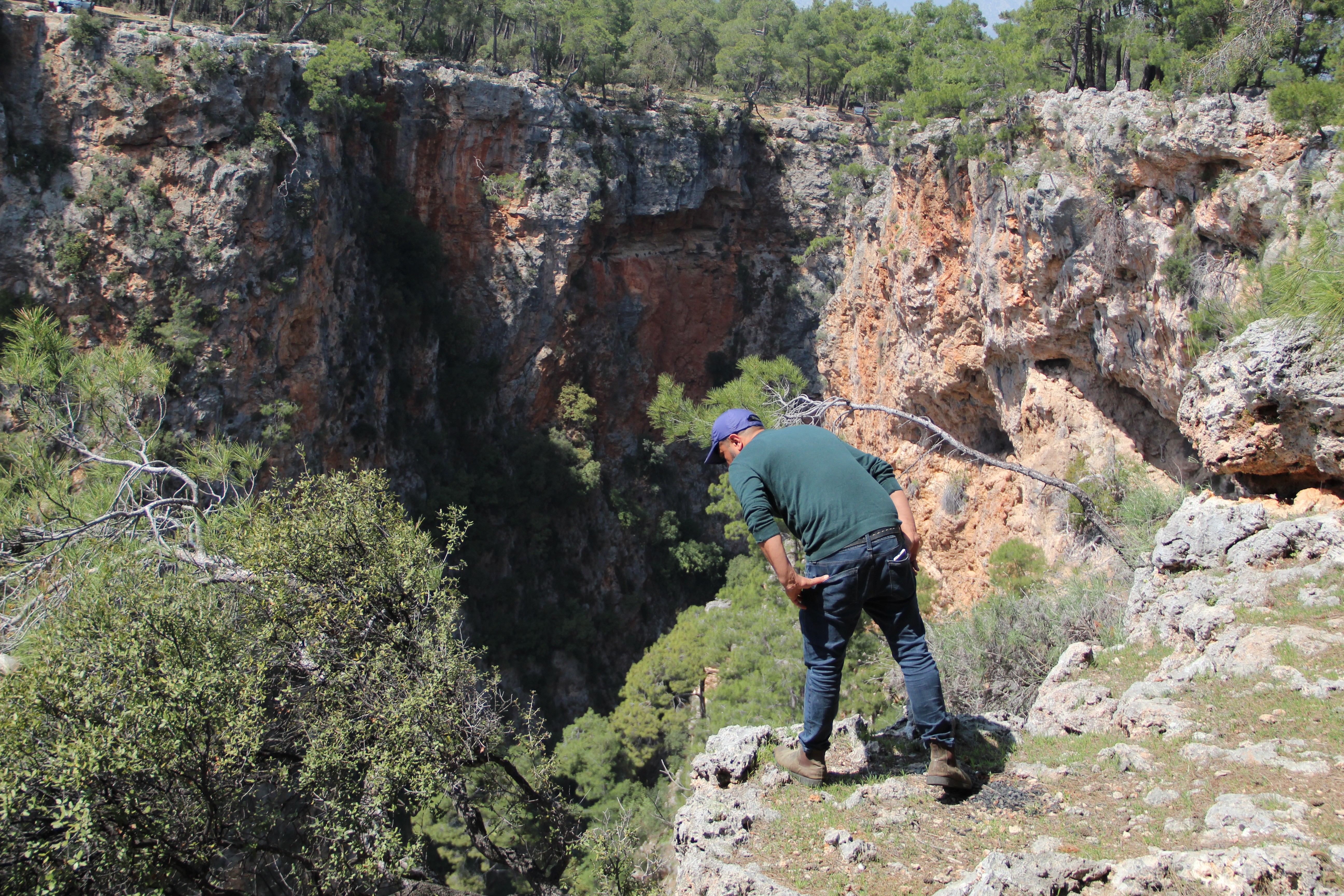 Antalya'da kayıp hemşire, uçurum ve ormanlık alanda aranıyor