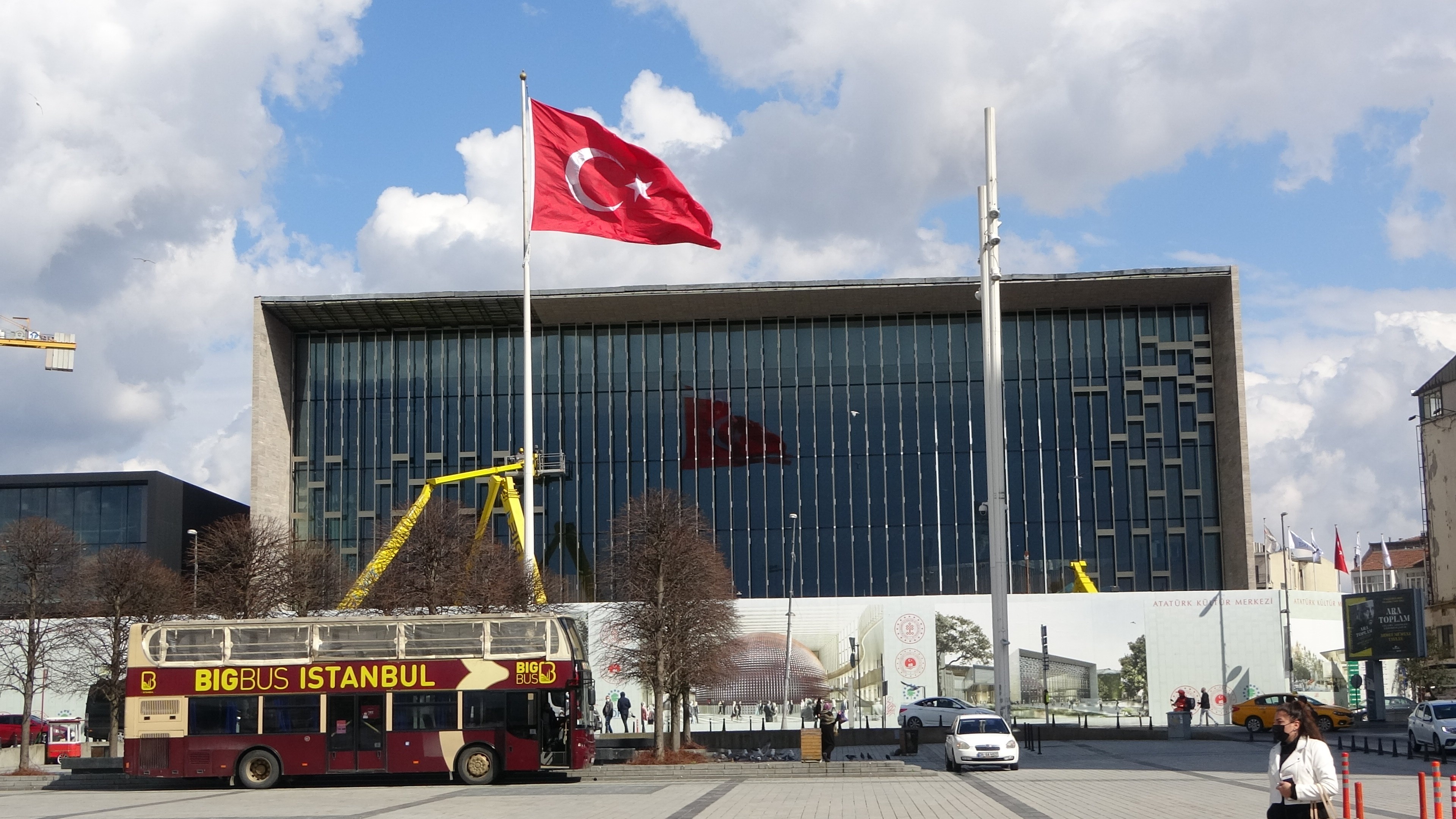 Atatürk Kültür Merkezi’ndeki dış cephe son halini alıyor