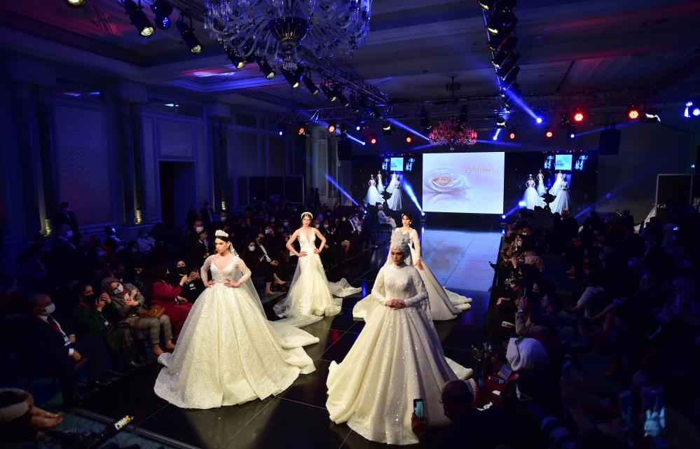 Ünlü mankenler Setr-i Nur 2021 gelinlik defilesinde podyuma çıktı