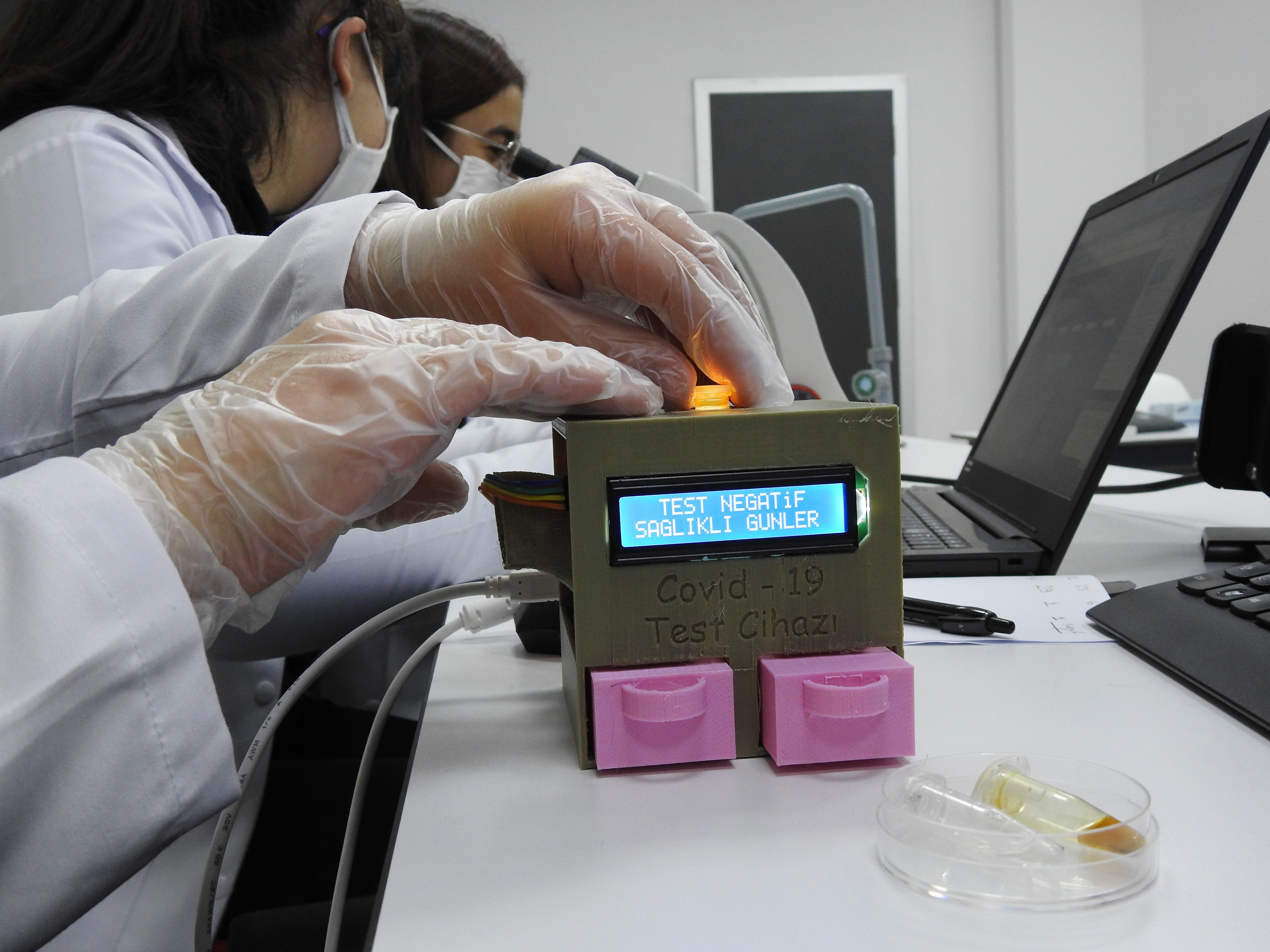 Öğrencilerden 5 dakikada Covid-19 test sonucu veren cihaz