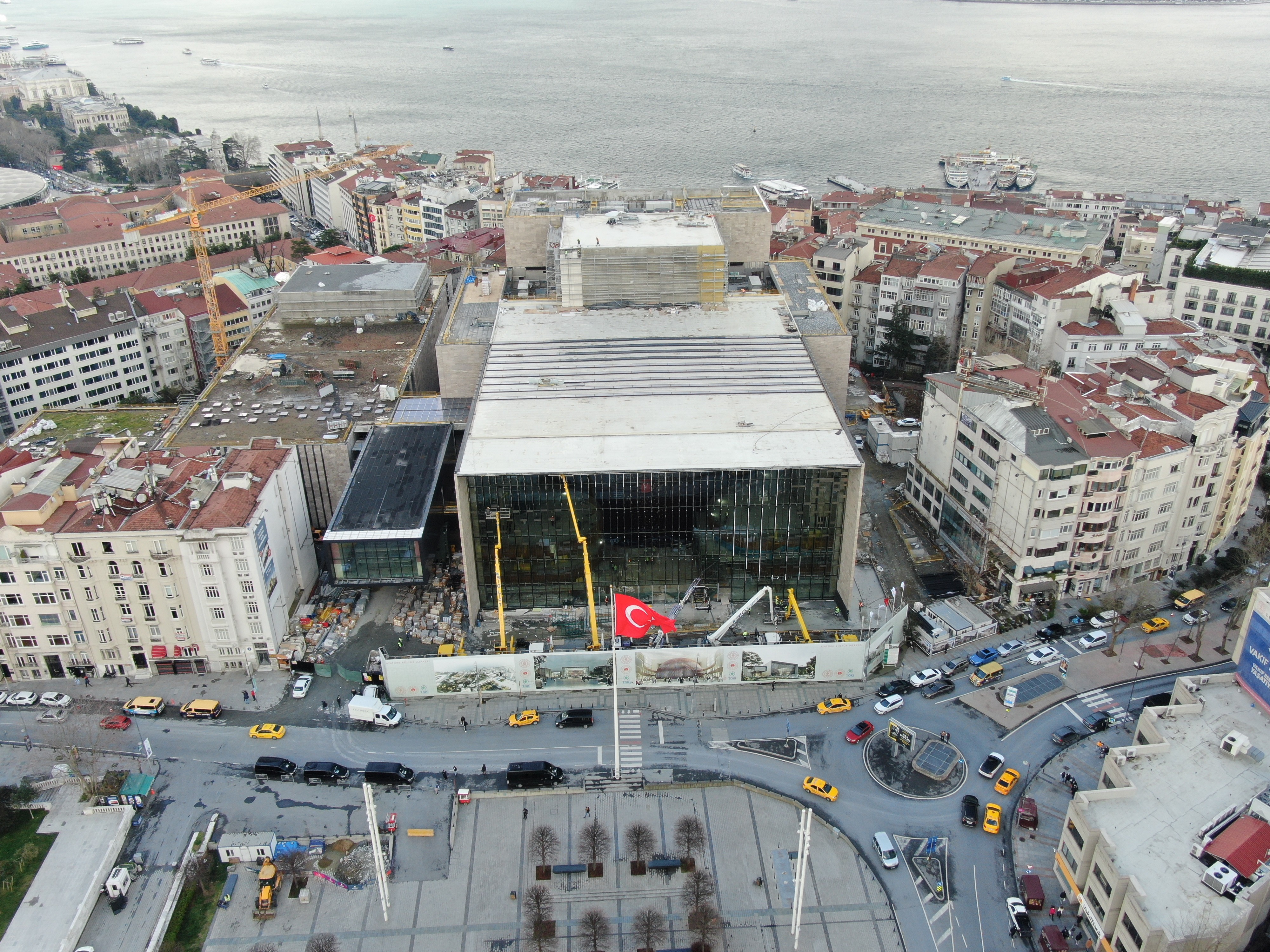 Atatürk Kültür Merkezi’ndeki dış cephe son halini alıyor