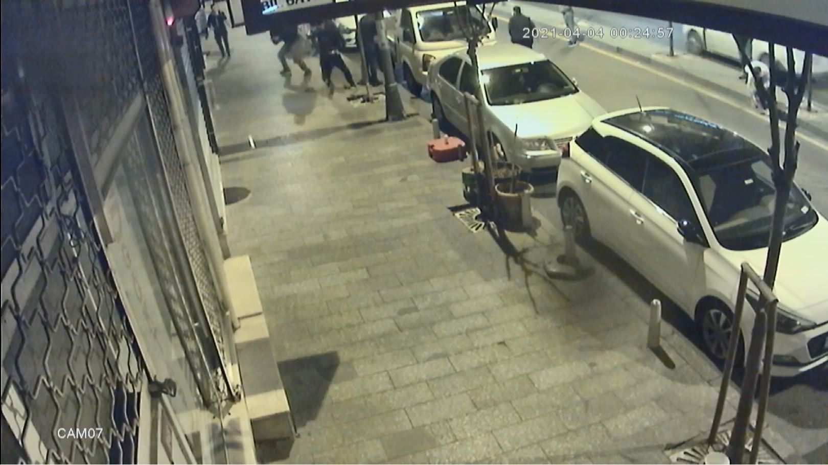 İstanbul’da dehşet anları: Döner bıçağıyla saldıran genci tabancayla vurdu