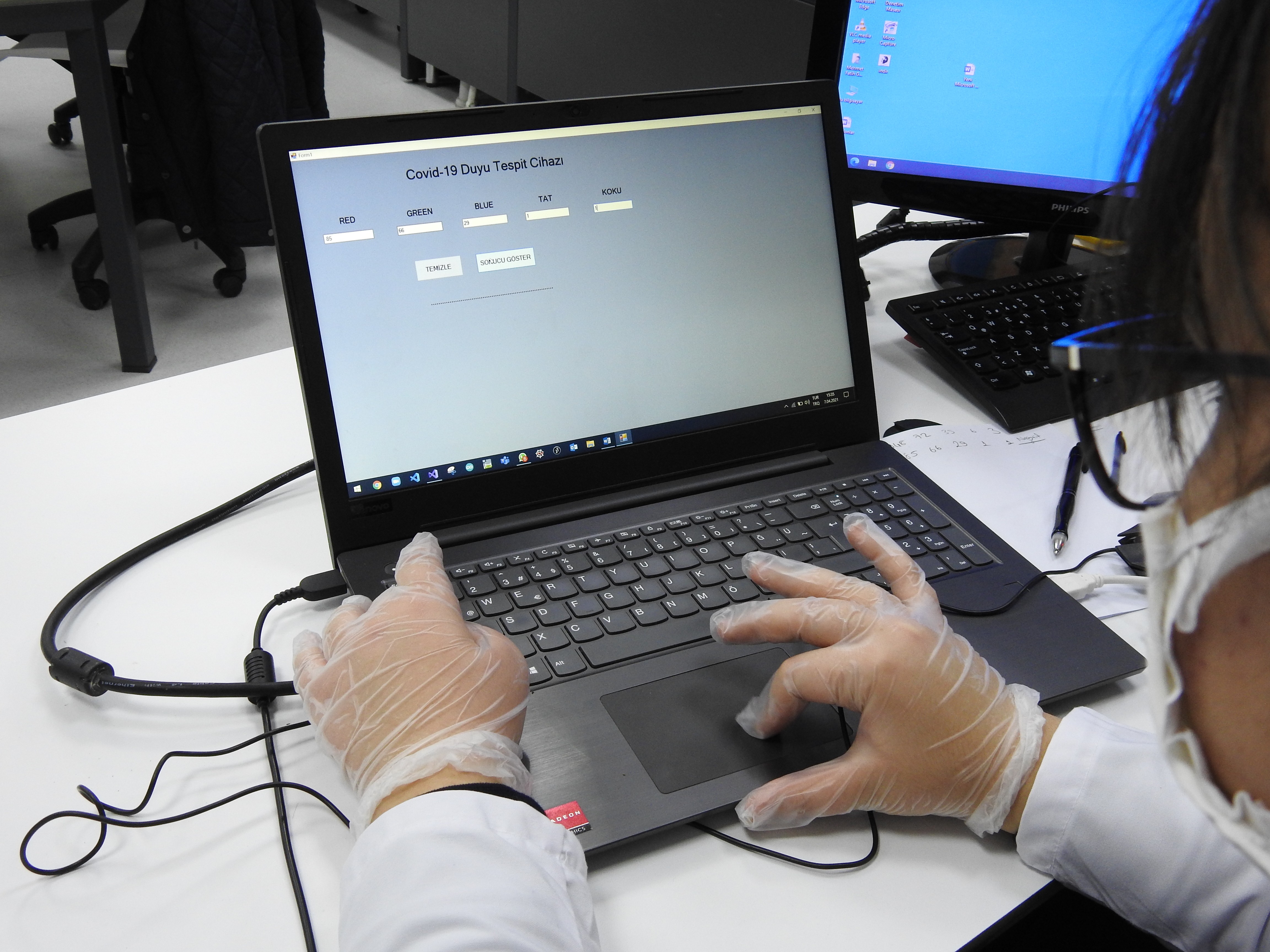 Öğrencilerden 5 dakikada Covid-19 test sonucu veren cihaz