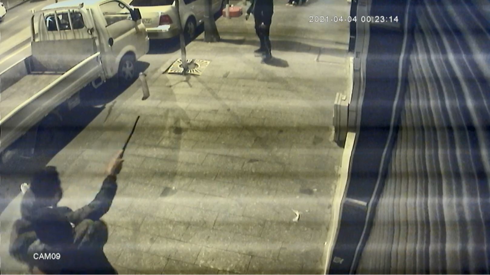 İstanbul’da dehşet anları: Döner bıçağıyla saldıran genci tabancayla vurdu