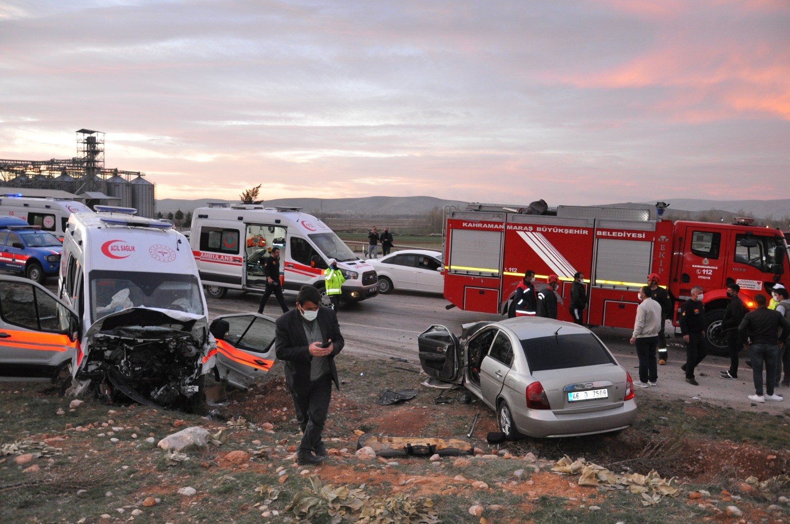Otomobil ile ambulans kafa kafaya çarpıştı: 3 ölü, 3 yaralı