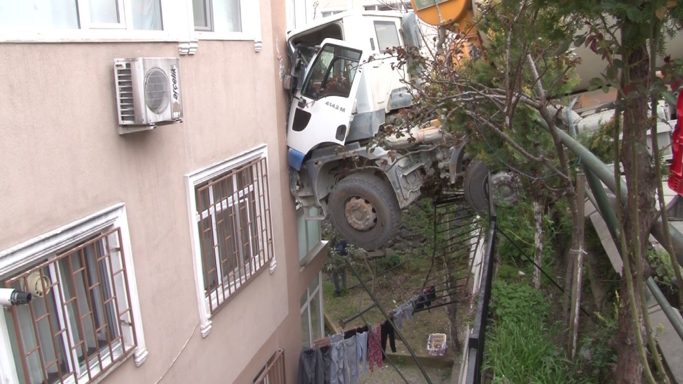 Beşiktaş'ta beton mikseri 6 katlı binaya çarptı