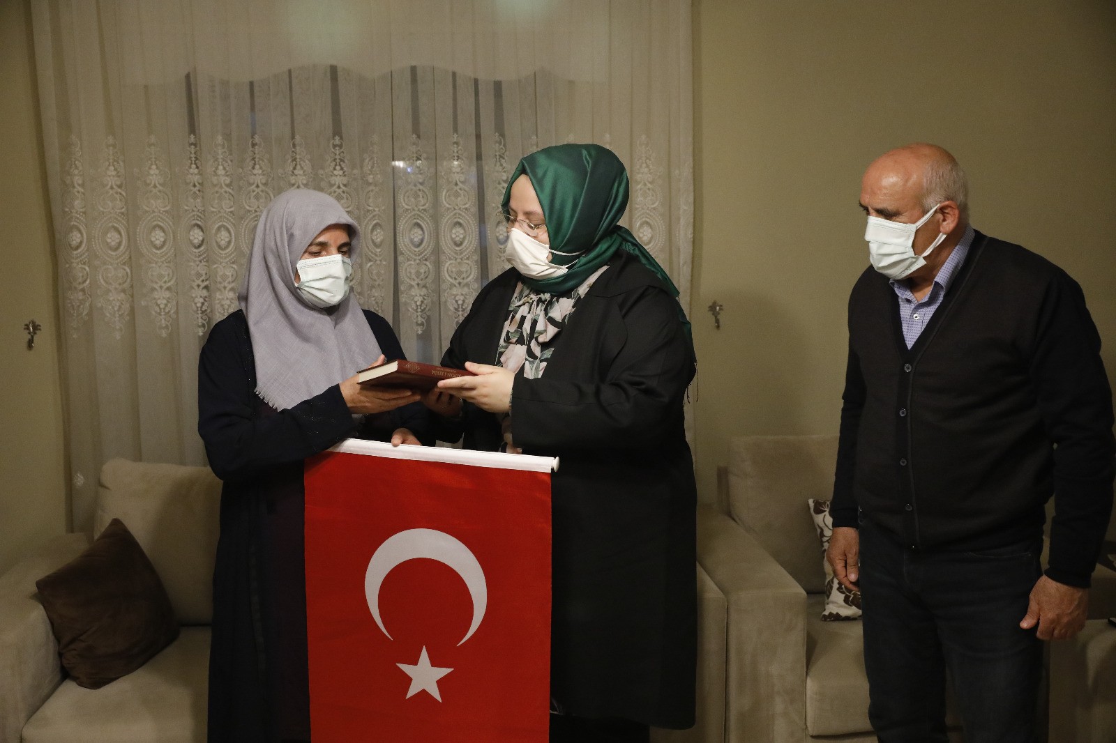 Bakan Selçuk, iftarda 'Reşat Baba' olarak tanınan Kıbrıs Gazisi’nin evine konuk oldu