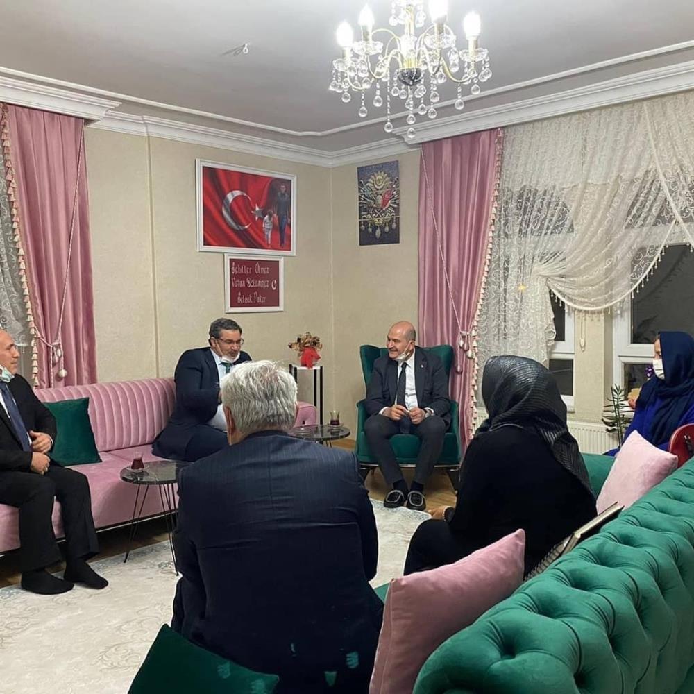 Bakan Soylu şehidin seccadesinde namaz kıldı