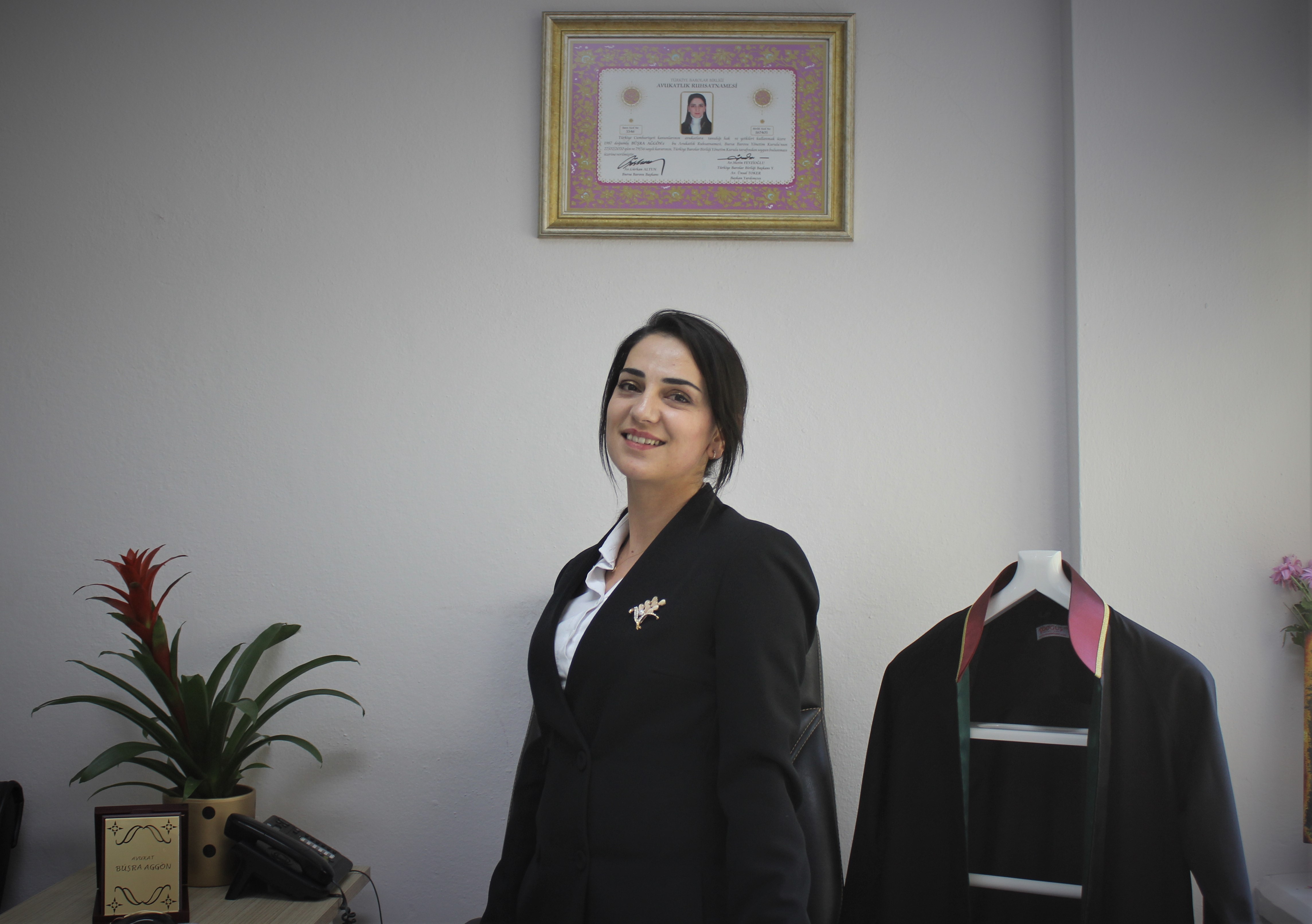 Üniversite hastanesinde hemşireydi, şimdi aynı üniversitenin avukatı oldu