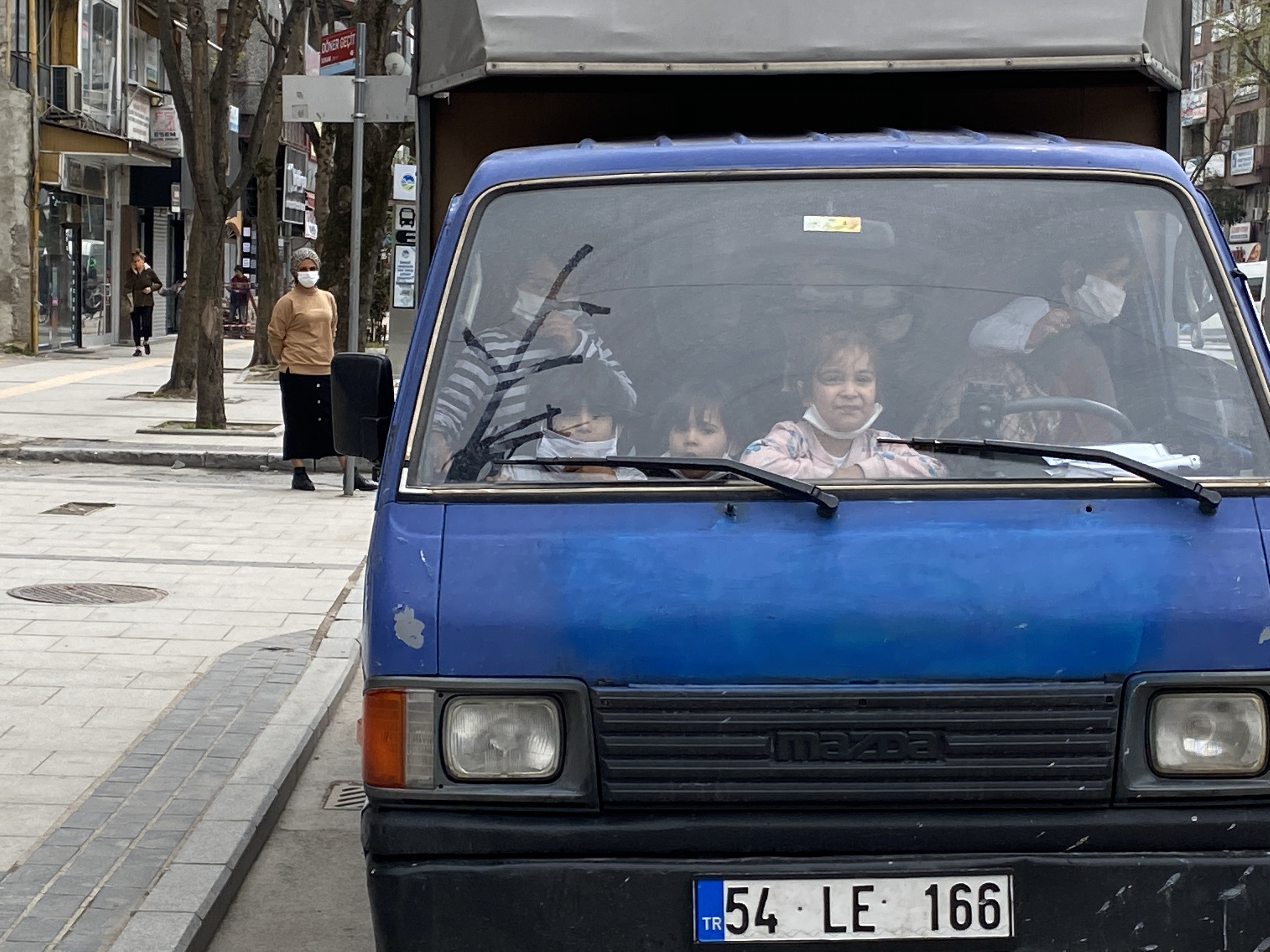 Altı çocuğu ile izinsiz ve ehliyetsiz dışarı çıkınca olanlar oldu