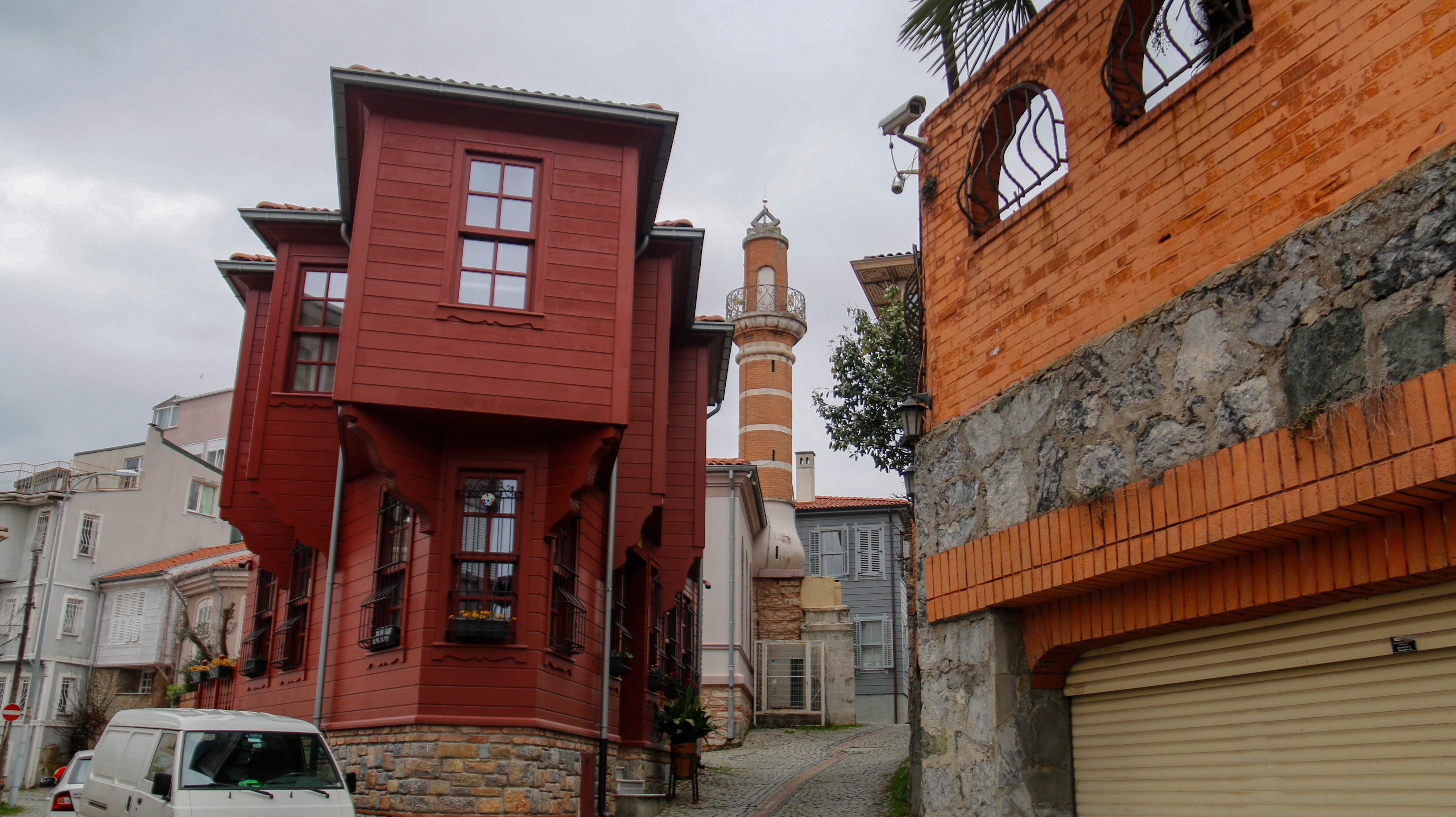 İstanbul'un simgelerinden olan 447 yıllık güneş saatli minare dikkat çekiyor