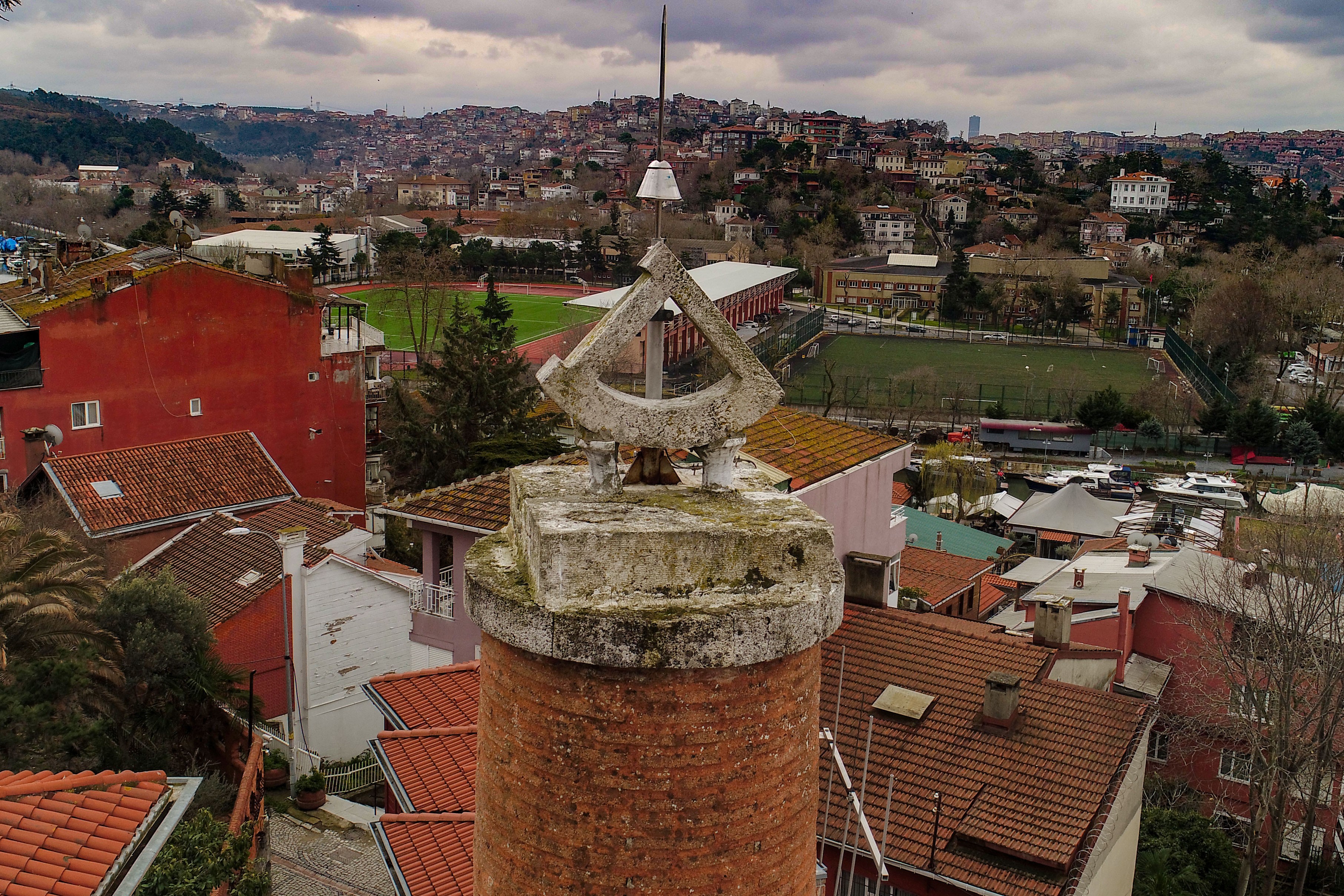 İstanbul'un simgelerinden olan 447 yıllık güneş saatli minare dikkat çekiyor