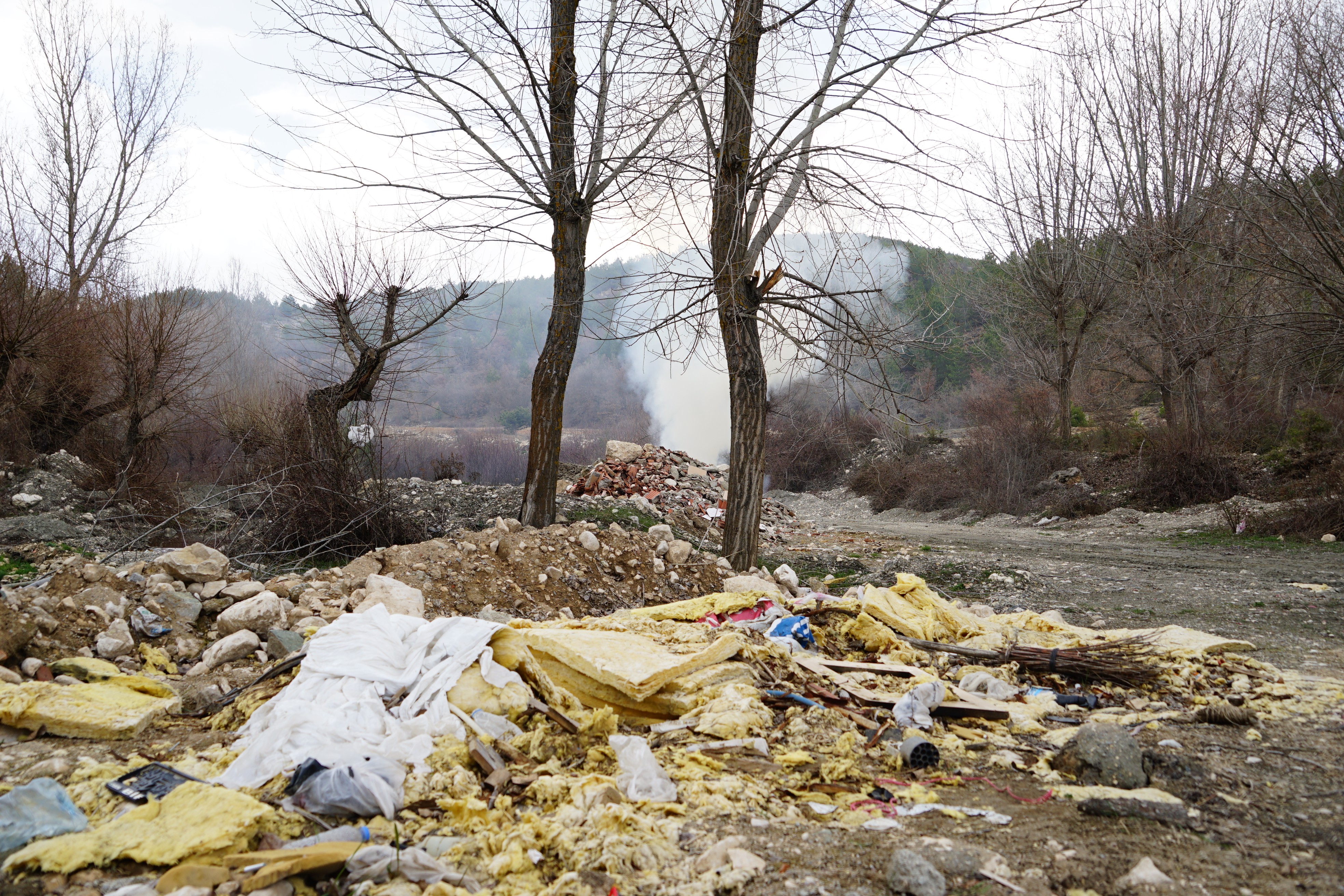 Bu derenin suyu kahverengi ve köpüklü akıyor