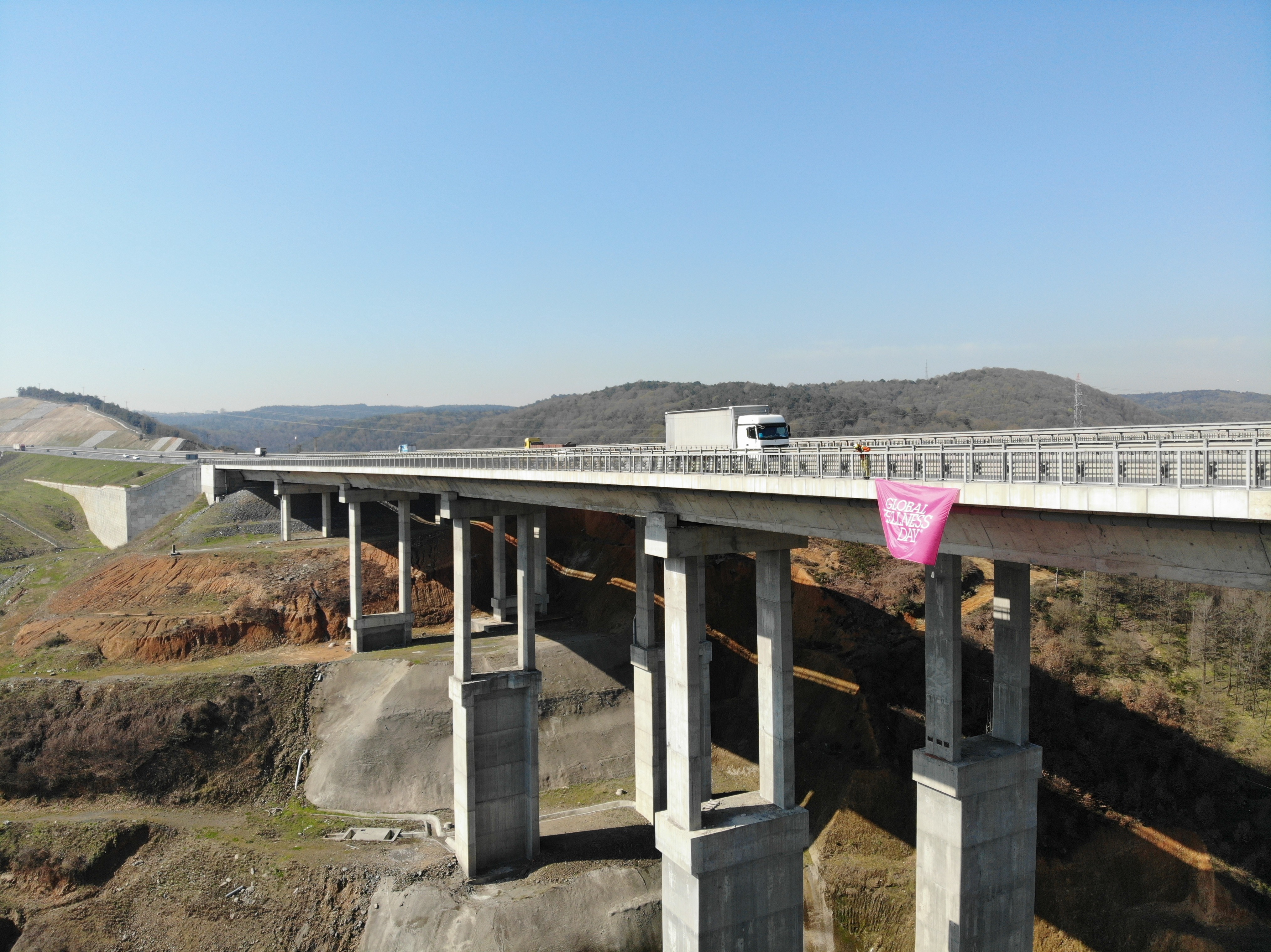 Base jump dünya rekortmeni Kuzey Marmara Otoyolu’ndan paraşütle atladı