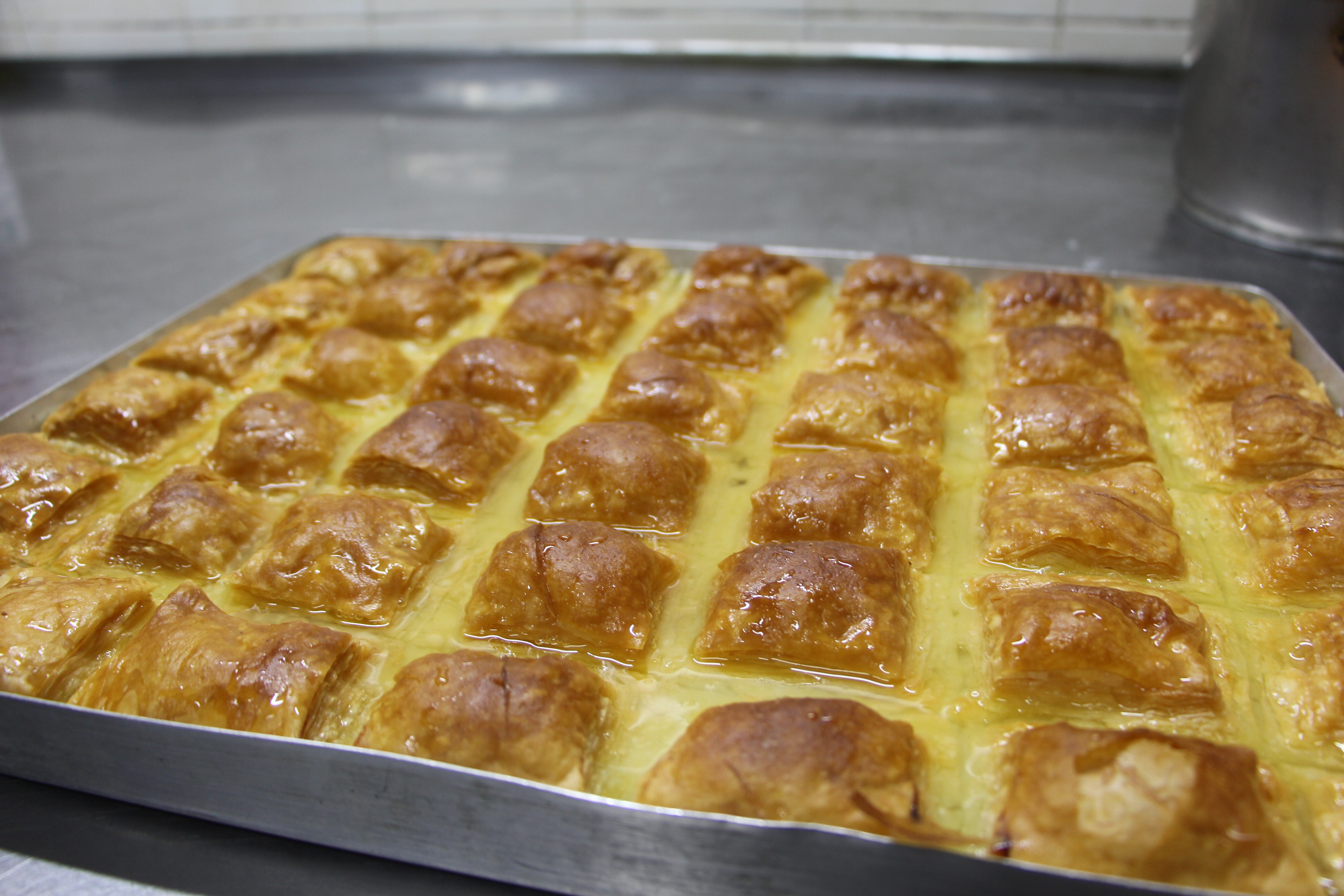 Ramazan ayının vazgeçilmezi, börek görünümlü tatlı: Laz Böreği