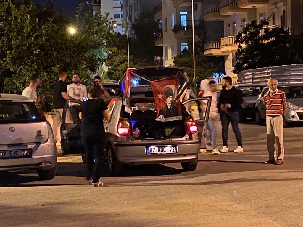 Kısıtlama saatinde 23 Nisan eğlencesi yapan gençler polisi görünce kaçtı