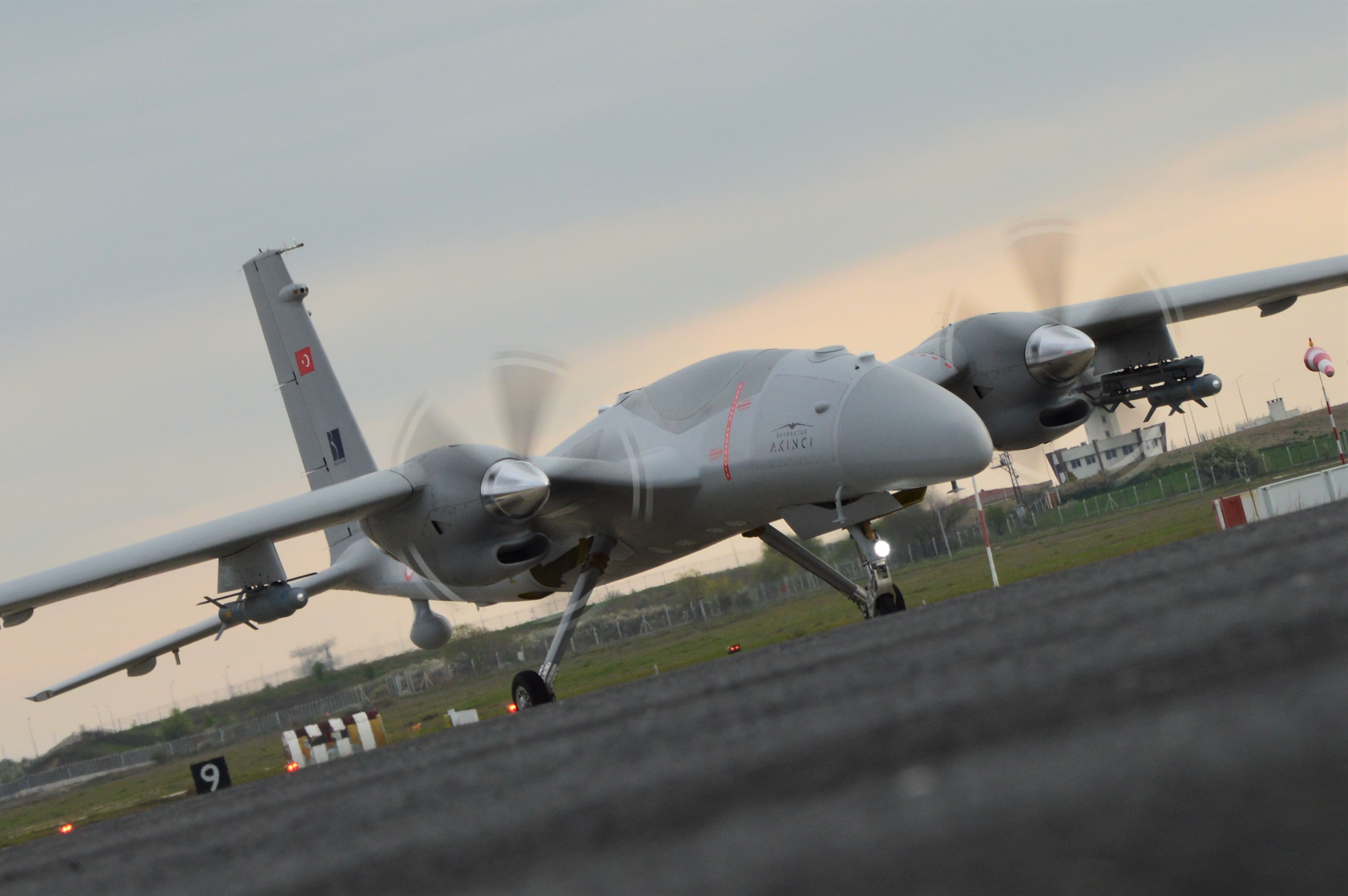 Bayraktar Akıncı TİHA ilk atış testini başarıyla tamamladı