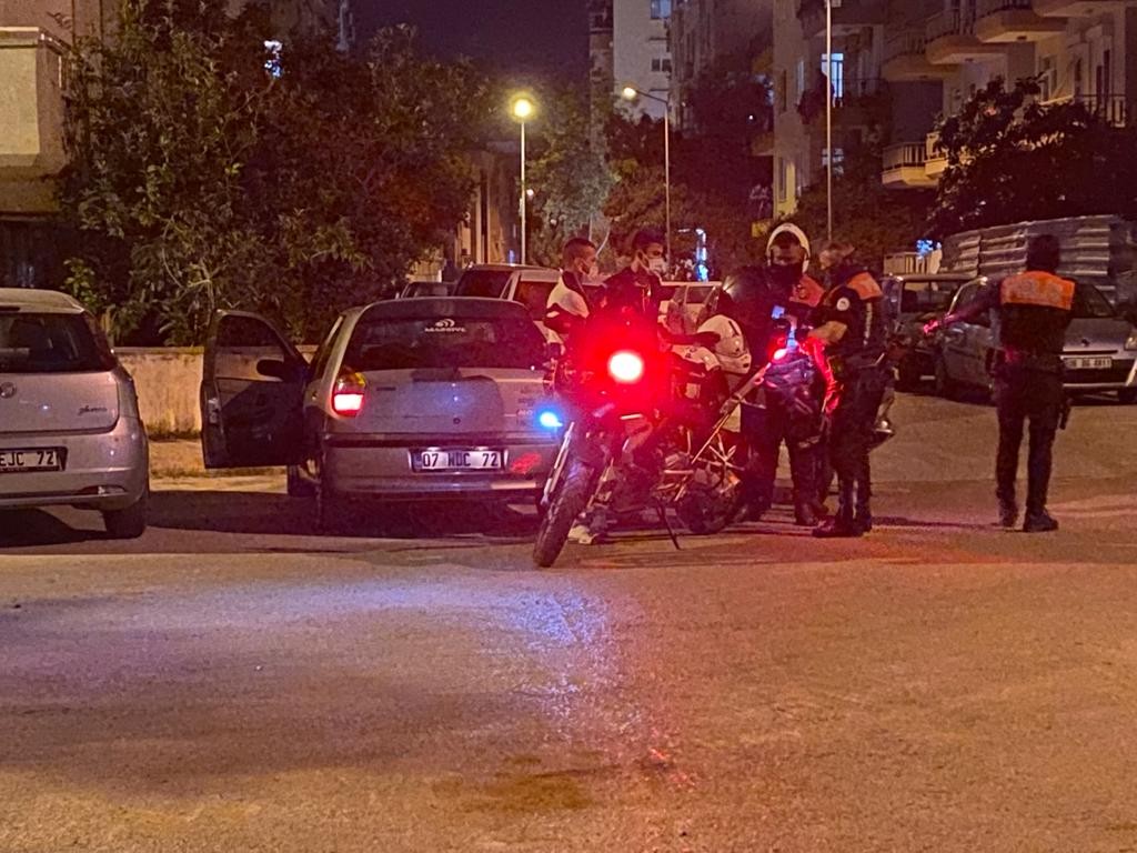 Kısıtlama saatinde 23 Nisan eğlencesi yapan gençler polisi görünce kaçtı