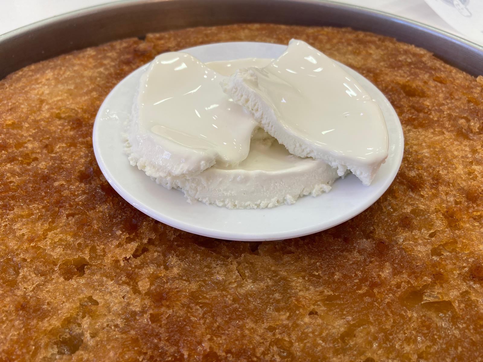 Ramazan sofralarının vazgeçilmez tatlısı: Kaymaklı ekmek kadayıfı