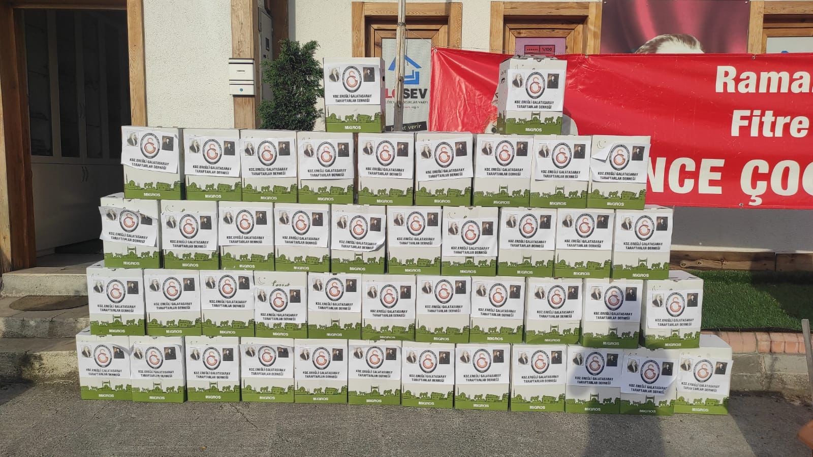 Galatasaray taraftarlarından LÖSEV’e yardım