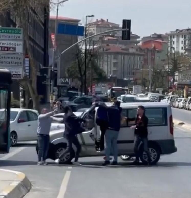 Çekmeköy’de trafik kavgası: Tekmeler, yumruklar havada uçuştu