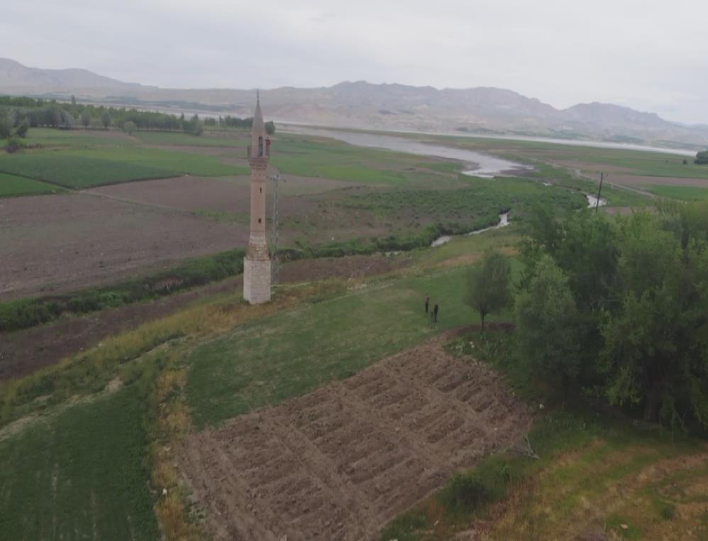 Sular altında kalan köyün 'yalnız minaresi'
