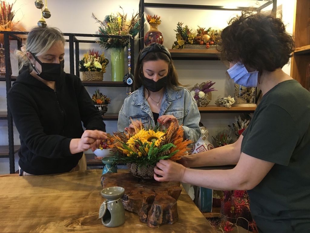 Kuru çiçek tasarlayan annelerin ürünlerine yoğun ilgi