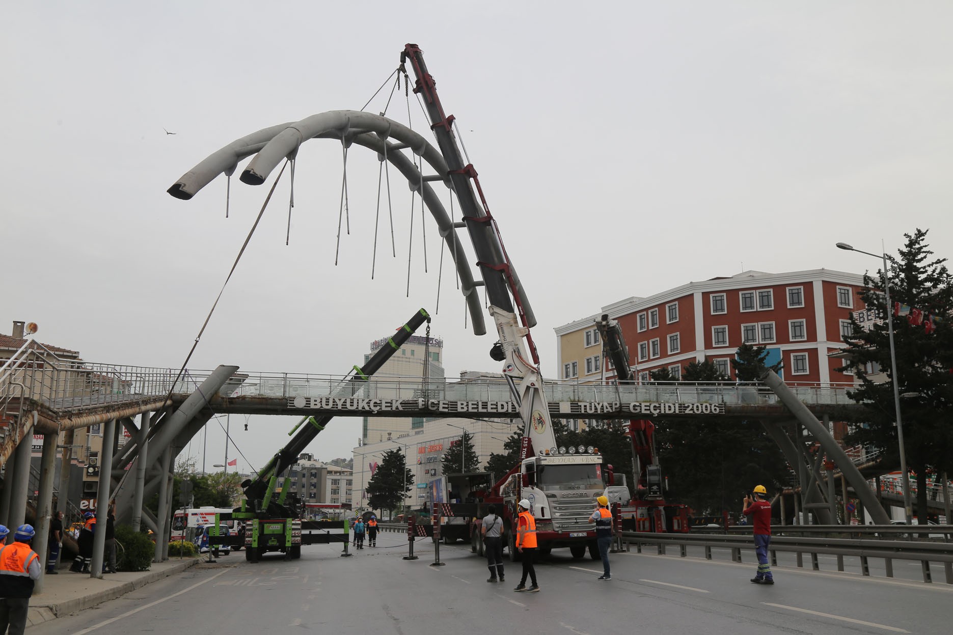 Büyükçekmece’nin iki yakasını birleştiren üst geçit yenileniyor
