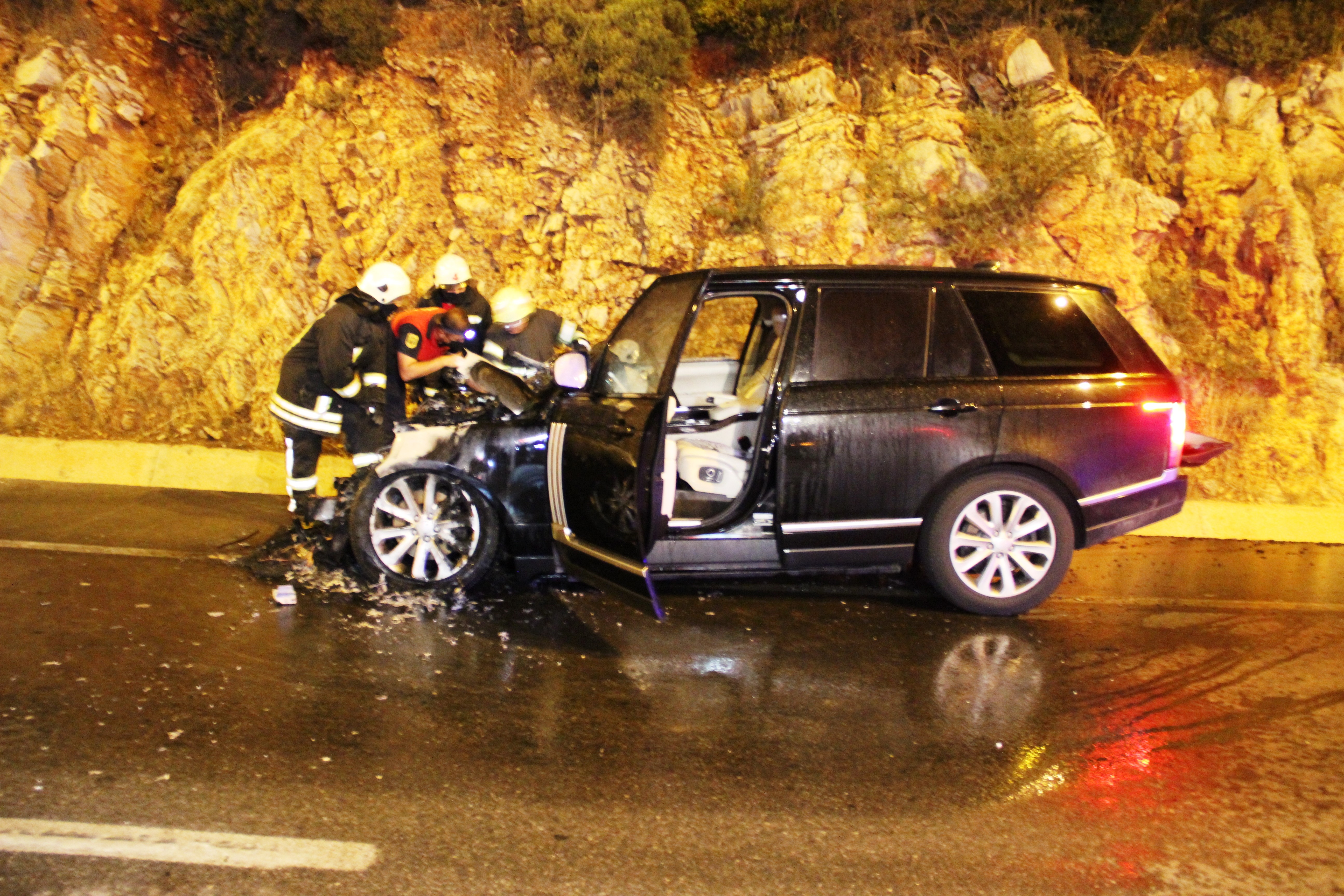 Eski Milletvekili Süleyman Bölünmez alev alev yanan araçtan canını zor kurtardı