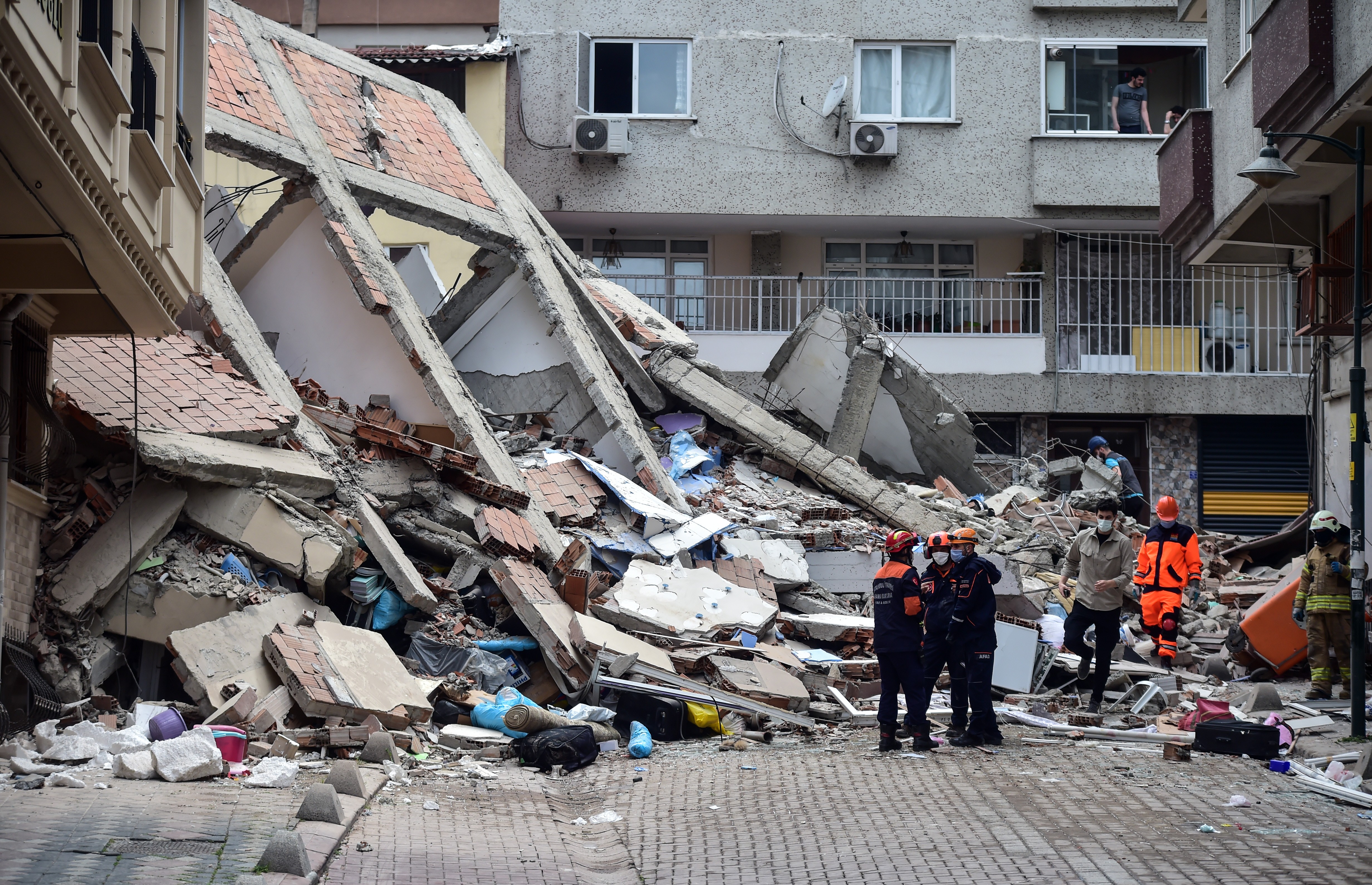 Zeytinburnu'nda çöken binanın bulunduğu sokakta norma şartlarda semt pazarı kurulduğu ortaya çıktı