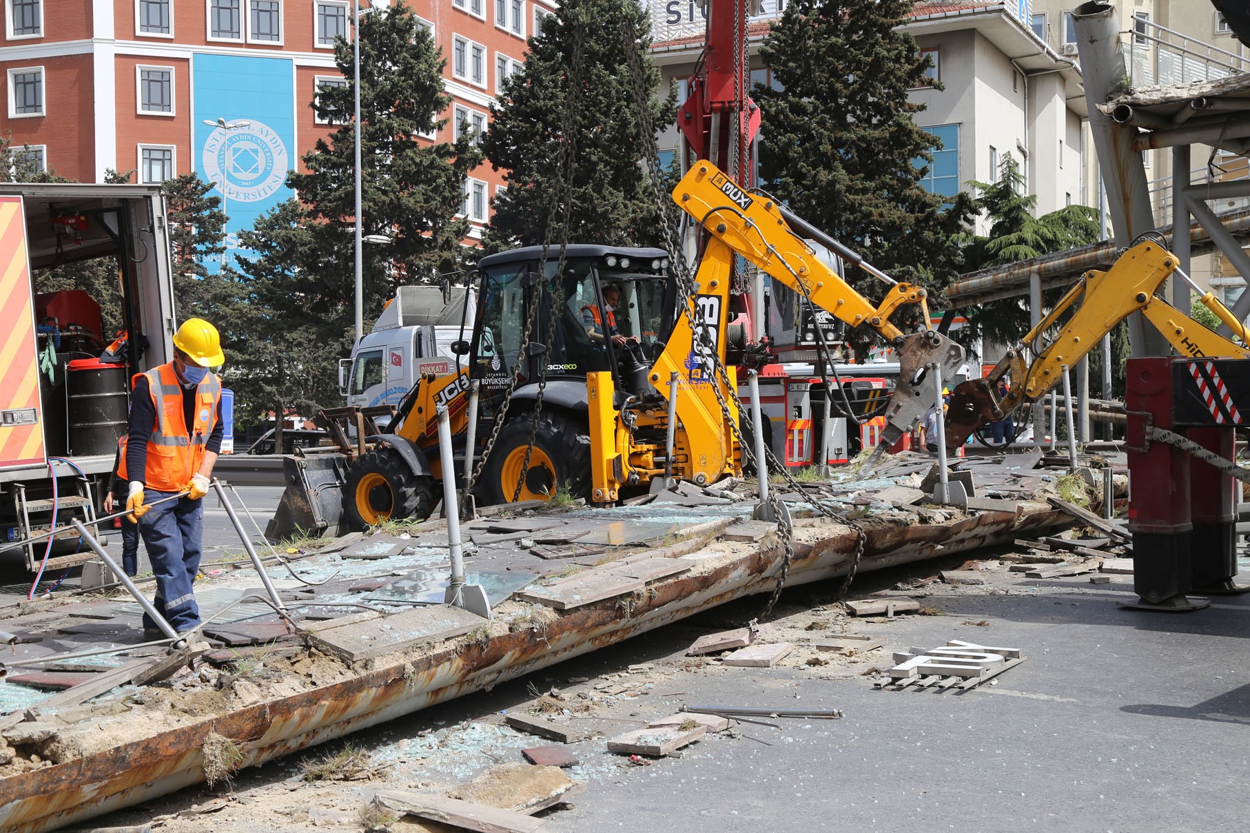 Büyükçekmece’nin iki yakasını birleştiren üst geçit yenileniyor