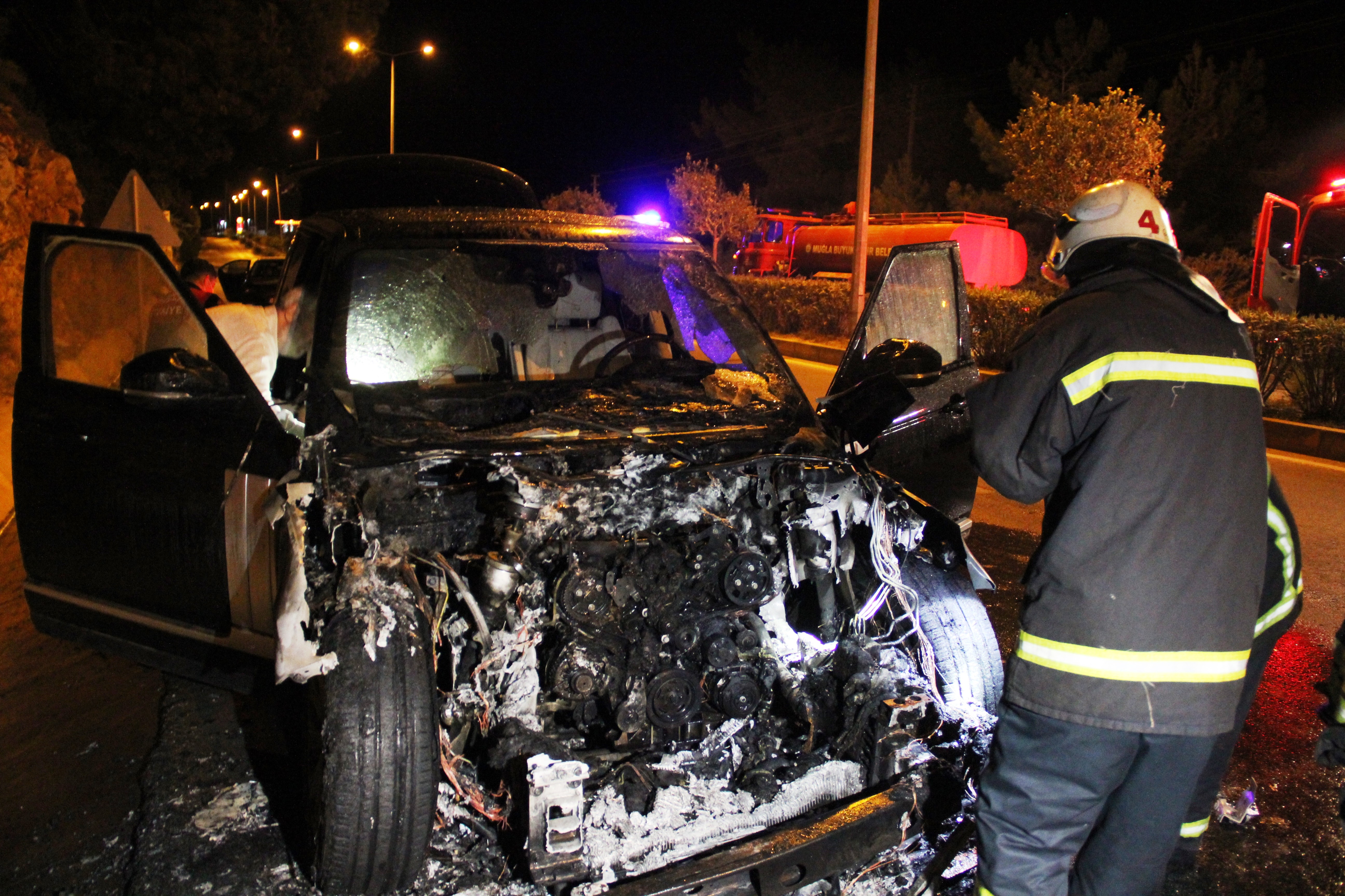 Eski Milletvekili Süleyman Bölünmez alev alev yanan araçtan canını zor kurtardı