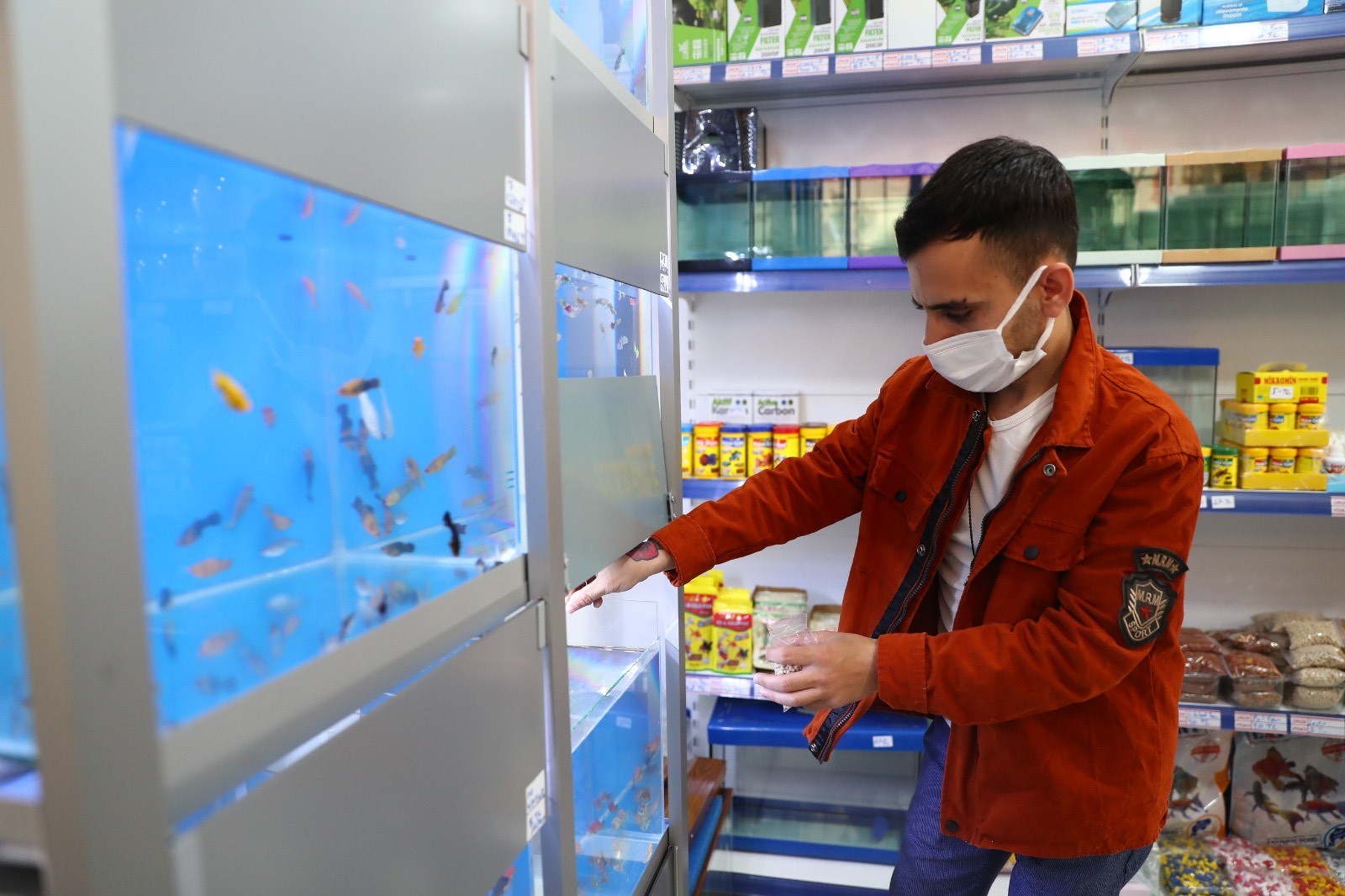 Engelleri aşan iki arkadaş birlikte 'Engelsiz Pet Shop' açtı